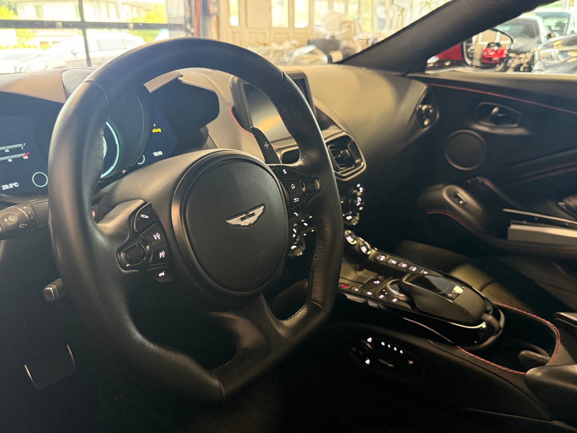 ASTON MARTIN V8 Vantage-image-6