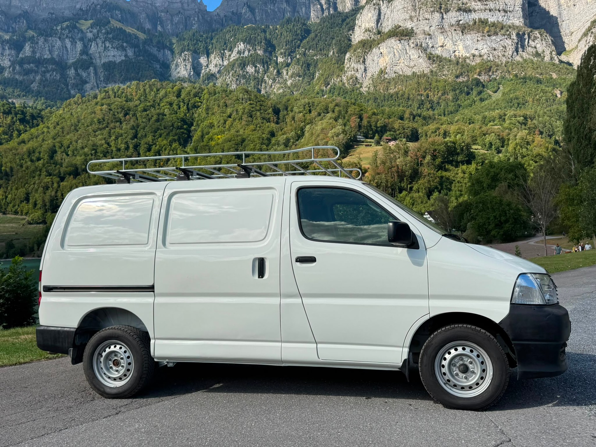 TOYOTA Hiace D-4D Van SWB-showroom-element-3
