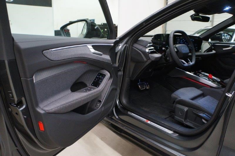 AUDI A6 Avant S Line quattro S tronic Black Edition one-image-5