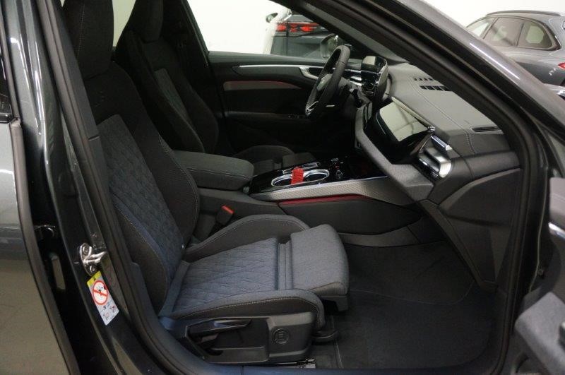 AUDI A6 Avant S Line quattro S tronic Black Edition one-image-14