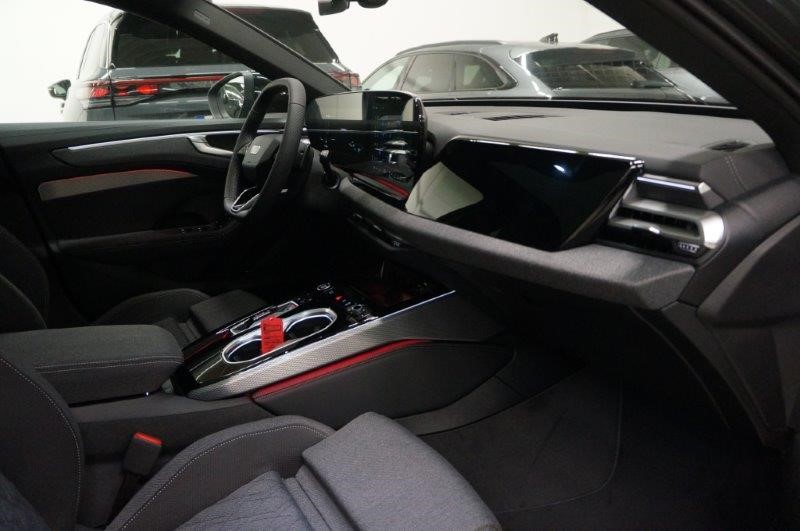 AUDI A6 Avant S Line quattro S tronic Black Edition one-image-15
