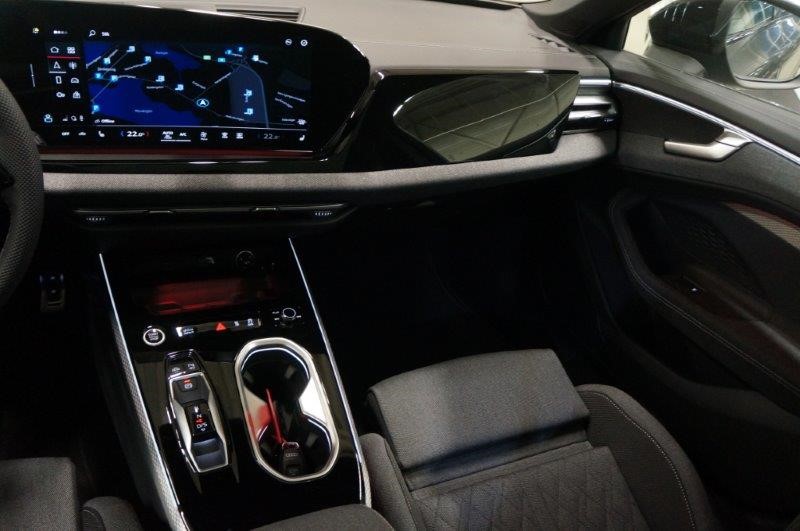 AUDI A6 Avant S Line quattro S tronic Black Edition one-image-10