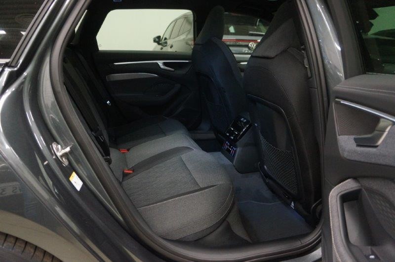 AUDI A6 Avant S Line quattro S tronic Black Edition one-image-16