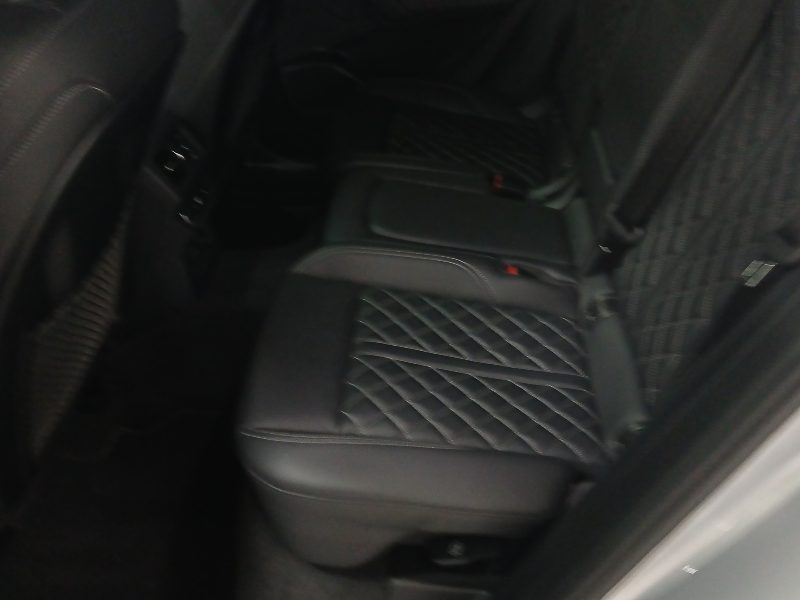 AUDI Q5 40 TDI Black Edition quattro S-tronic-image-11