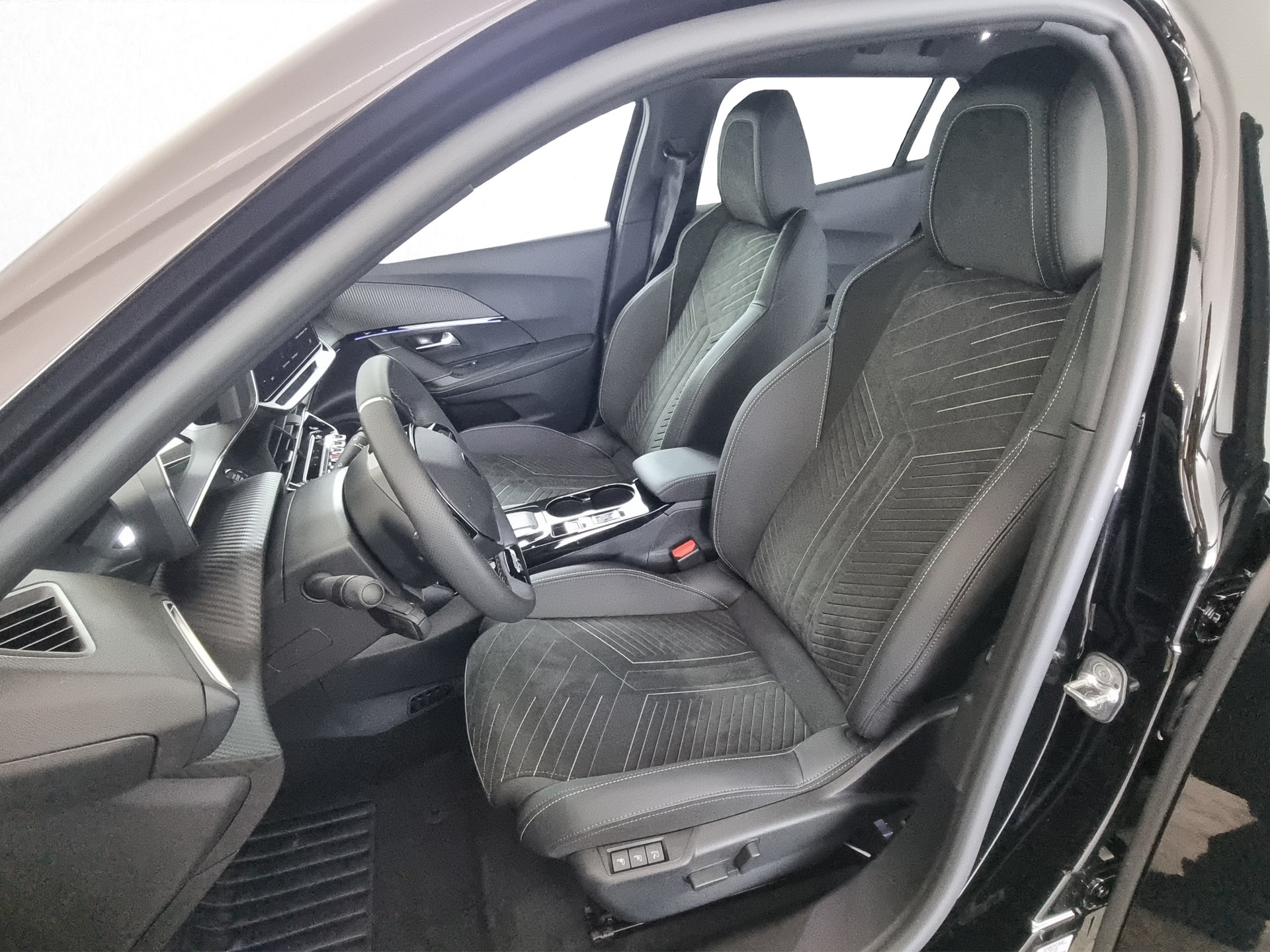 PEUGEOT 2008 54kWh e-GT-image-5