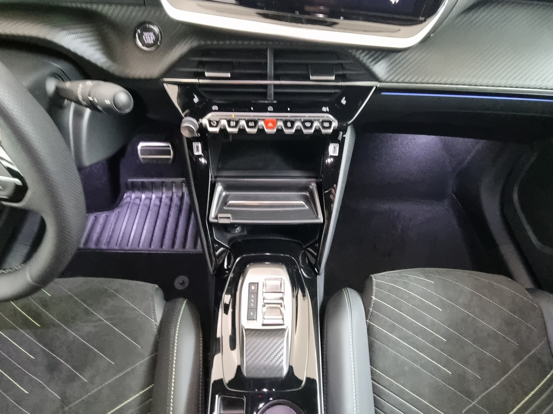PEUGEOT 2008 54kWh e-GT-image-9