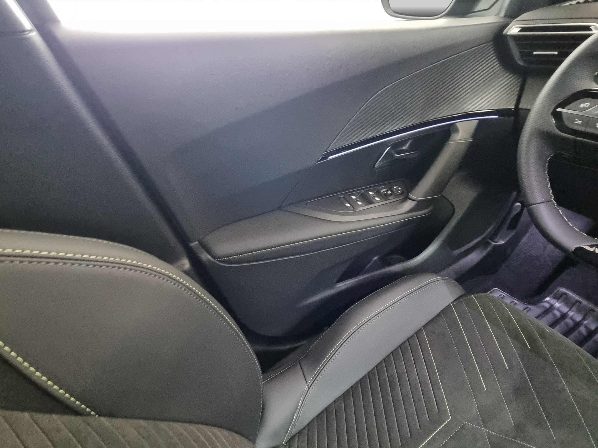 PEUGEOT 2008 54kWh e-GT-image-11