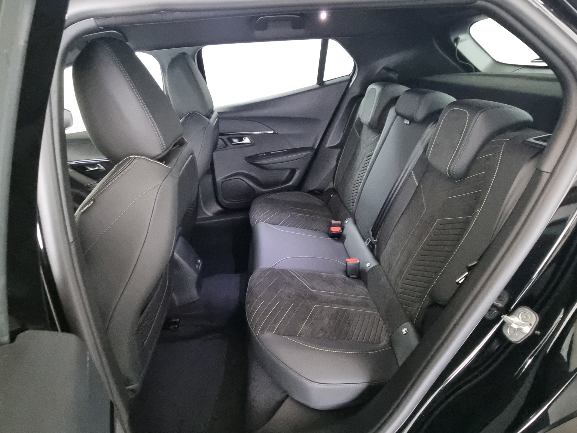 PEUGEOT 2008 54kWh e-GT-image-6