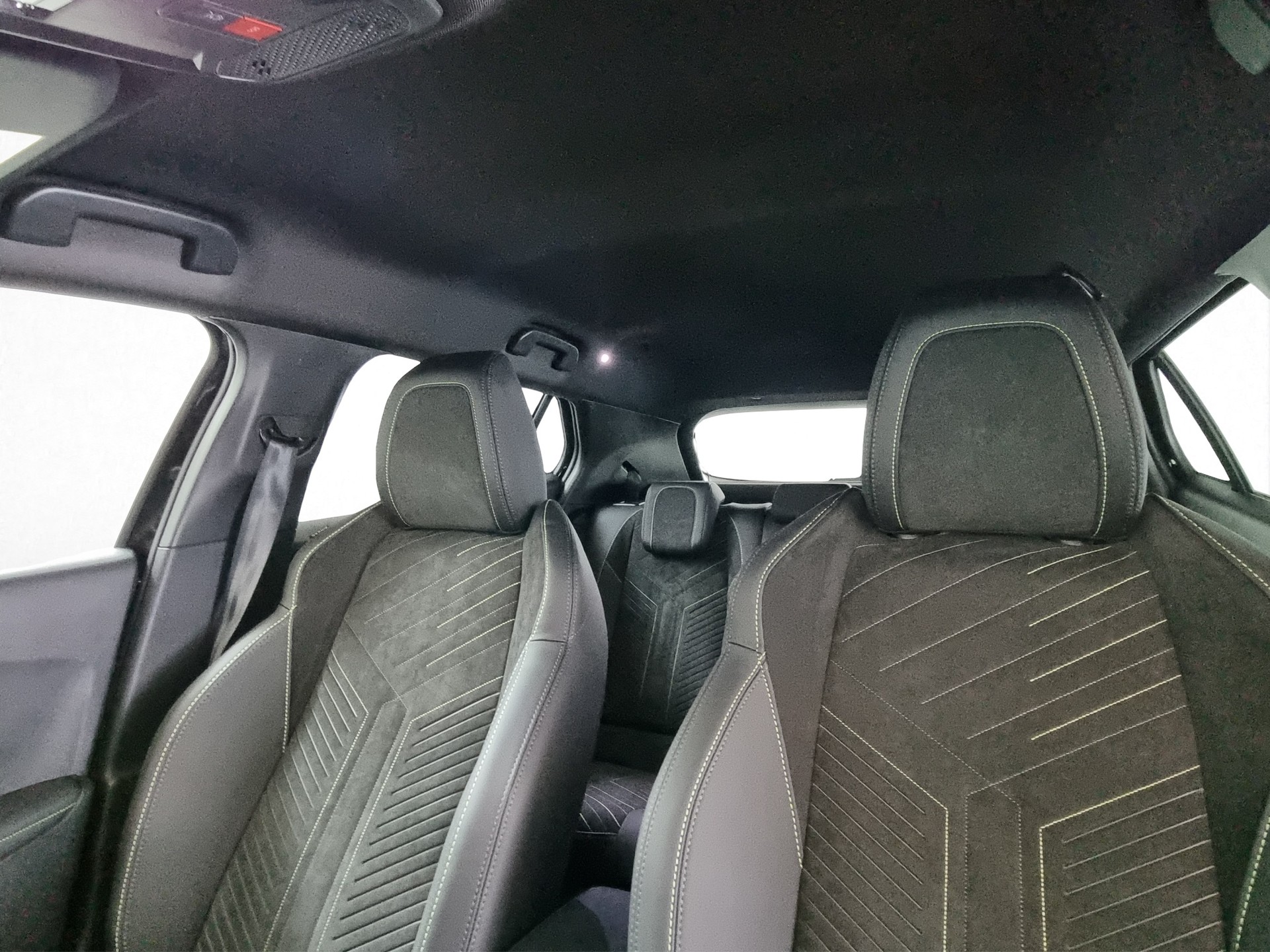 PEUGEOT 2008 54kWh e-GT-image-12