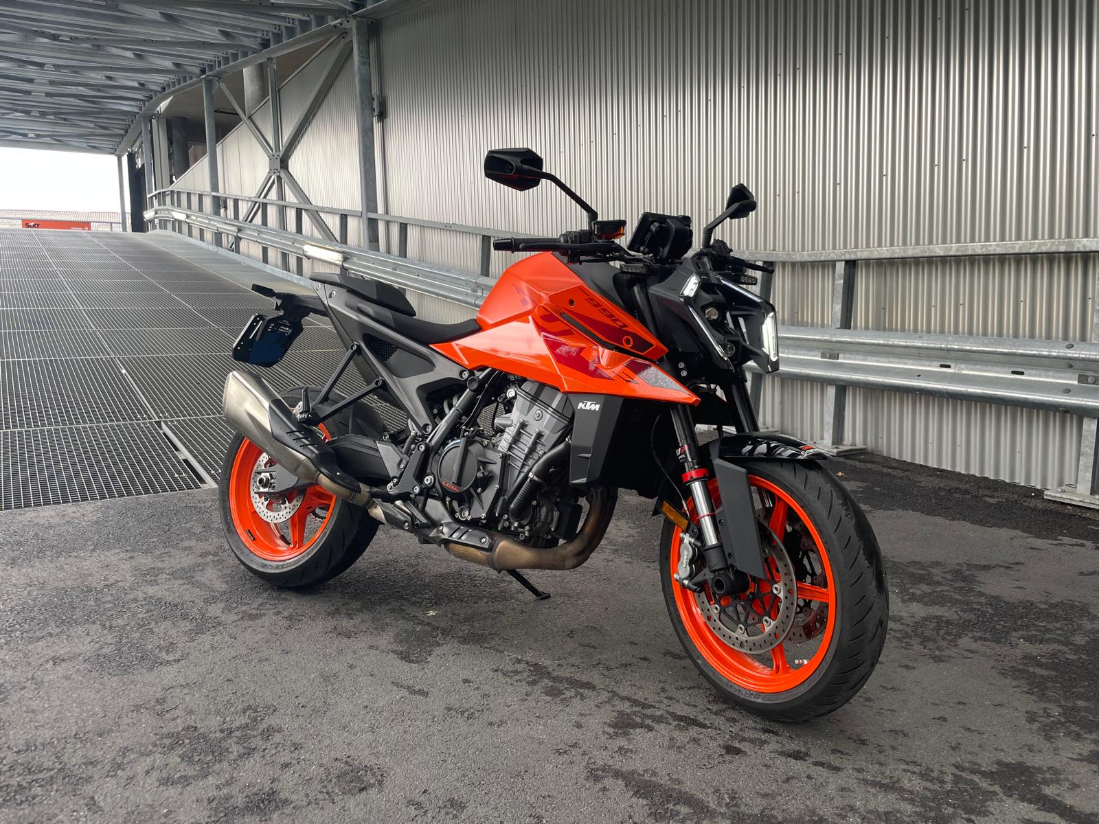 KTM 990 Duke-image-2
