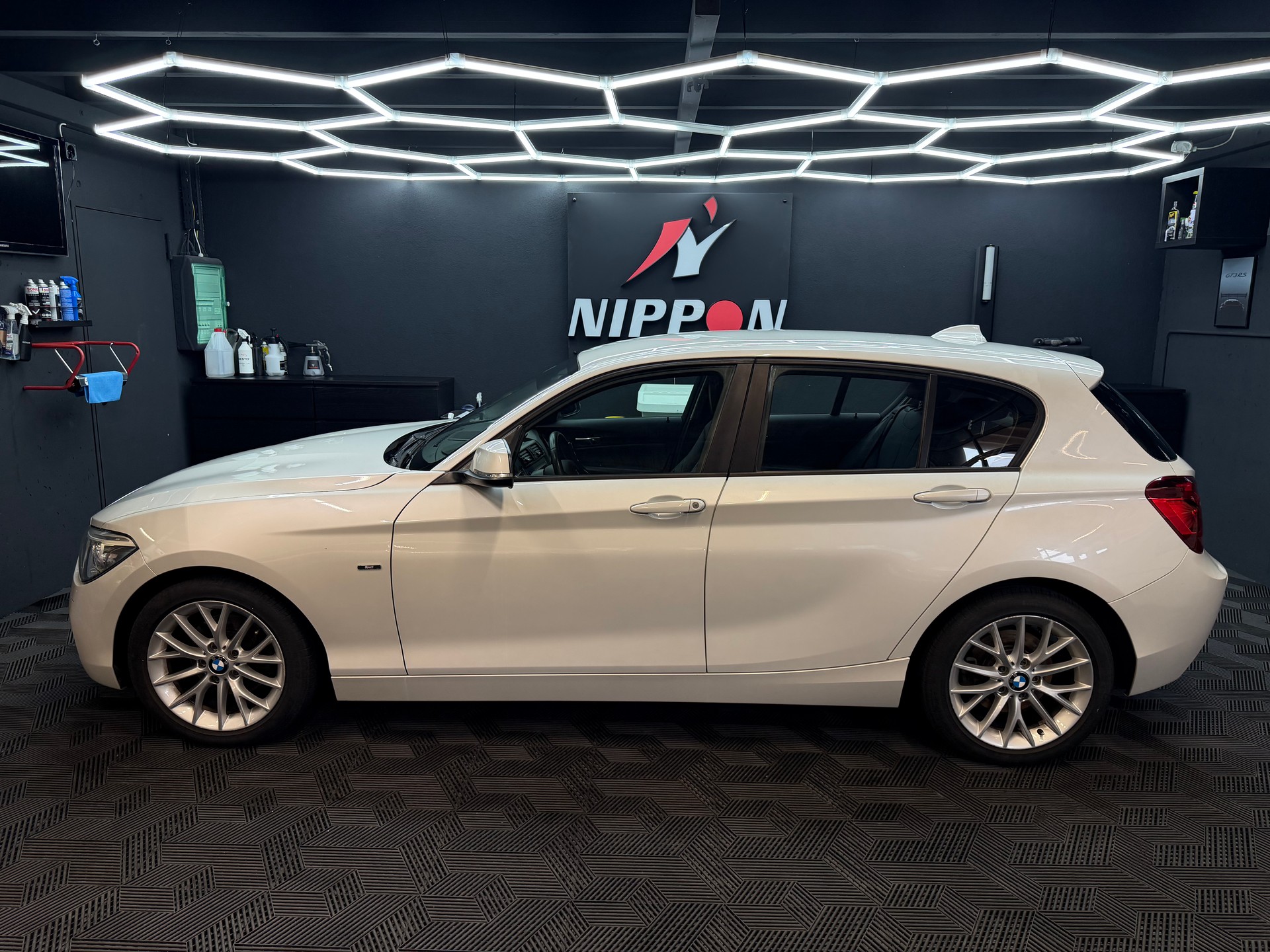 BMW 120d xDrive Sport Line-showroom-element-3