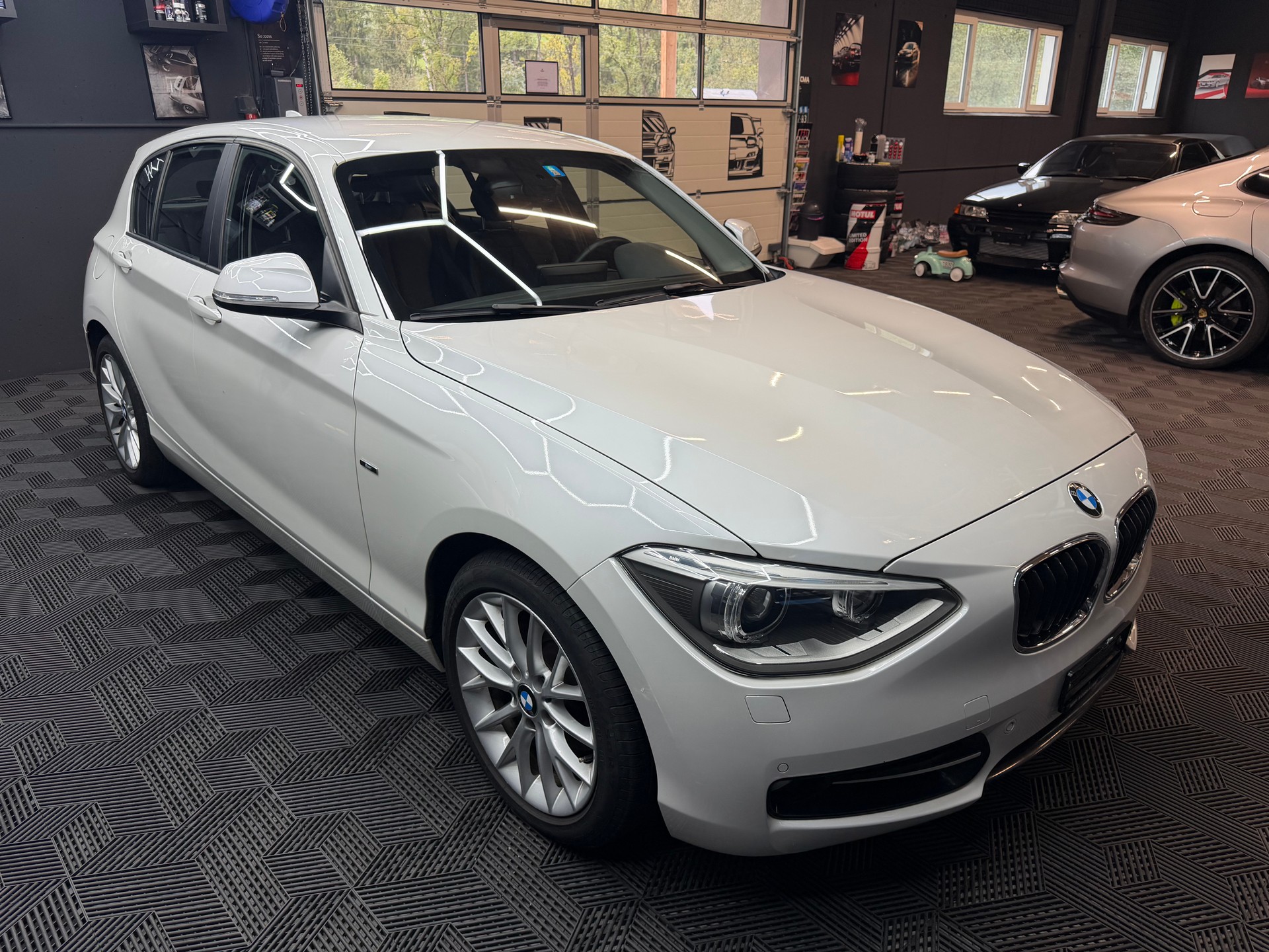 BMW 120d xDrive Sport Line-showroom-element-2
