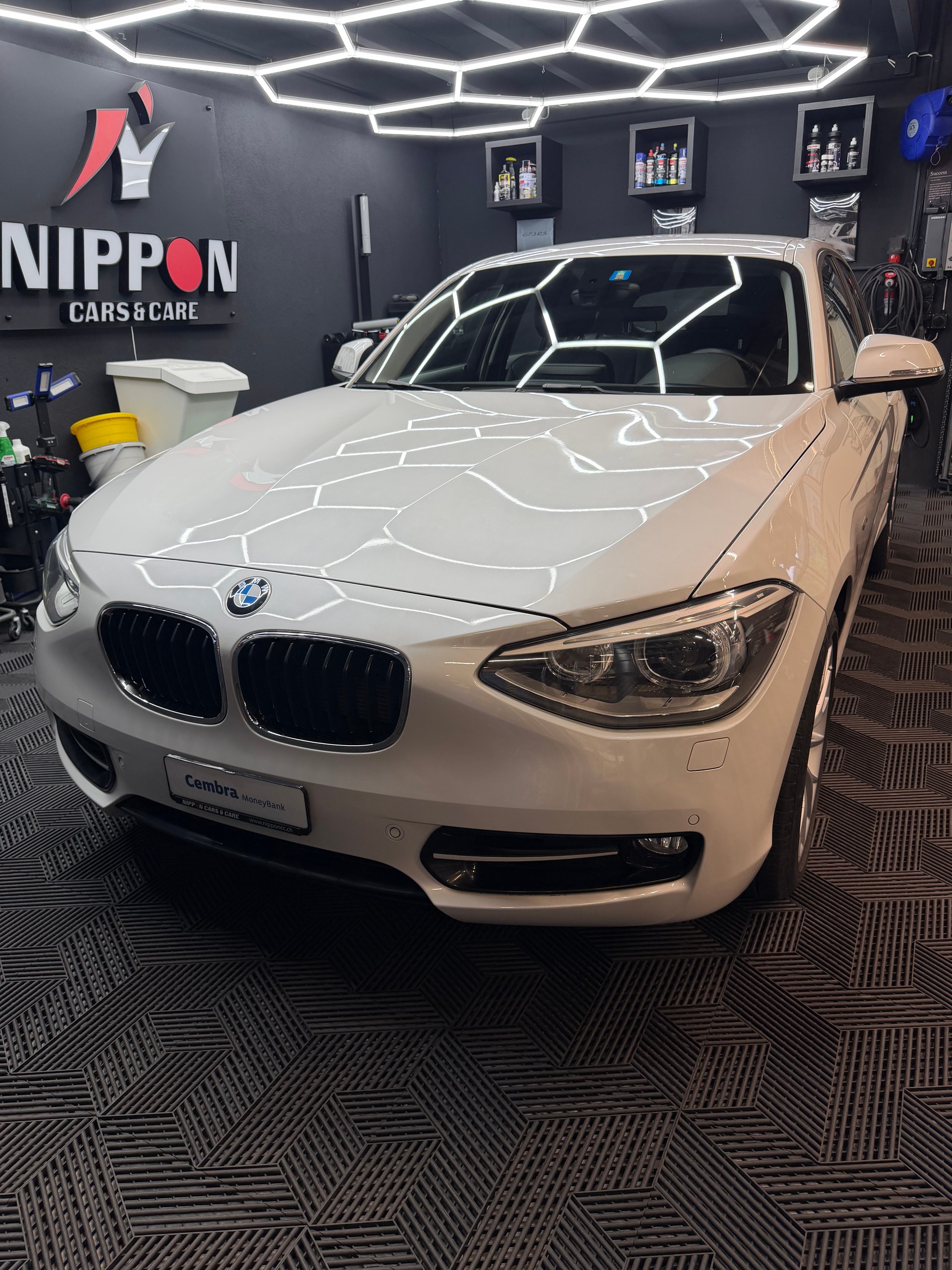 BMW 120d xDrive Sport Line-showroom-element-1