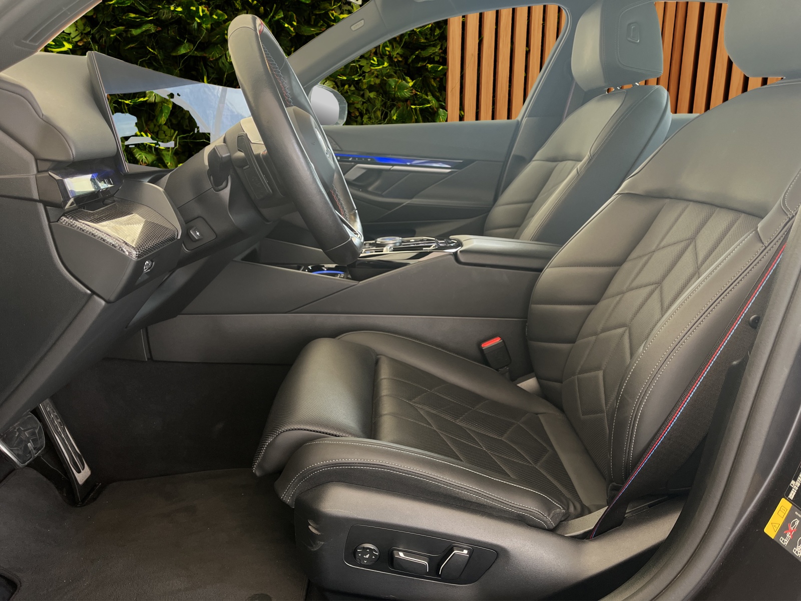 BMW i5 M60 xDrive M Sport Pro-image-9
