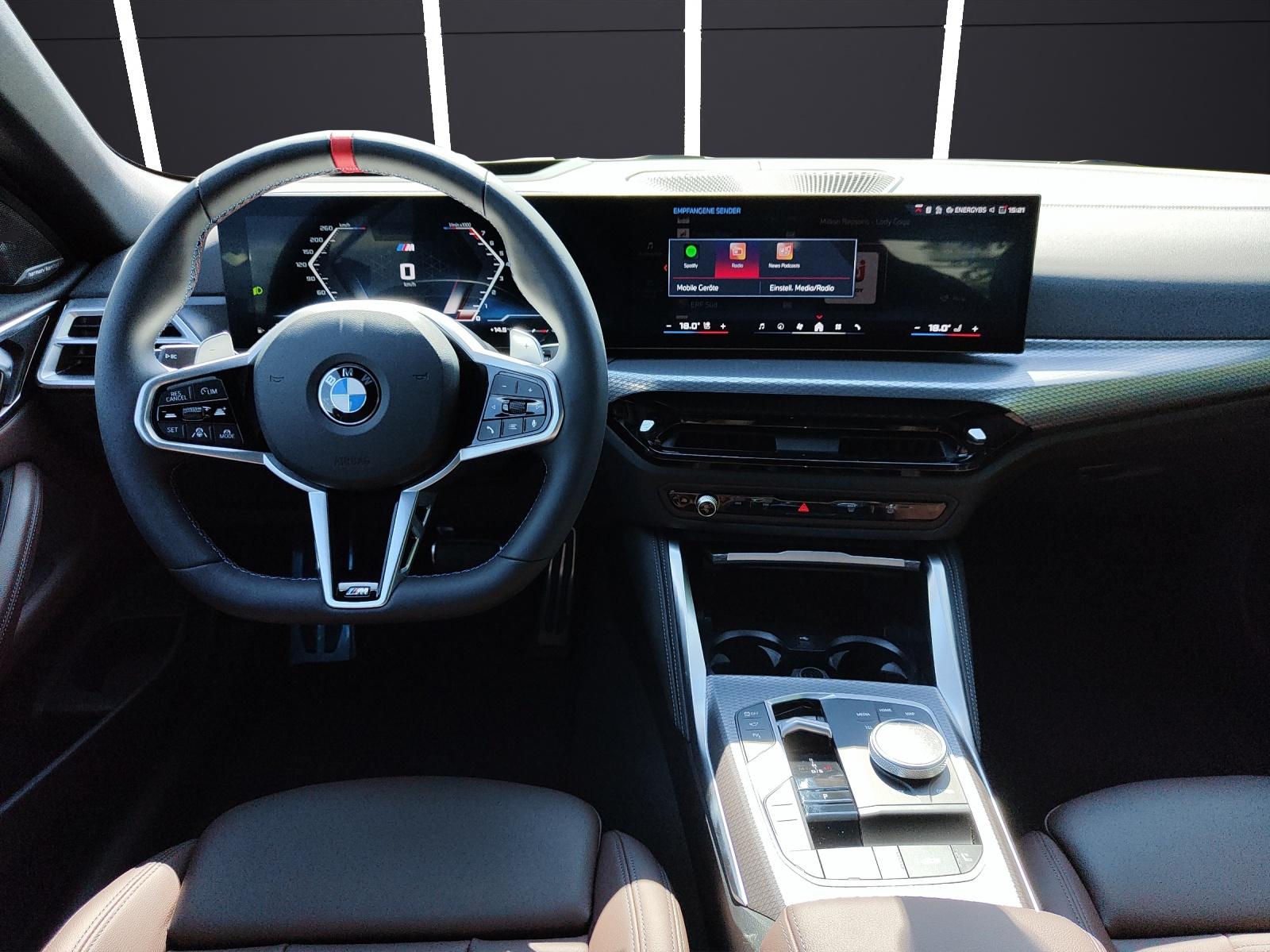 BMW M440i xDrive Cabrio-image-16