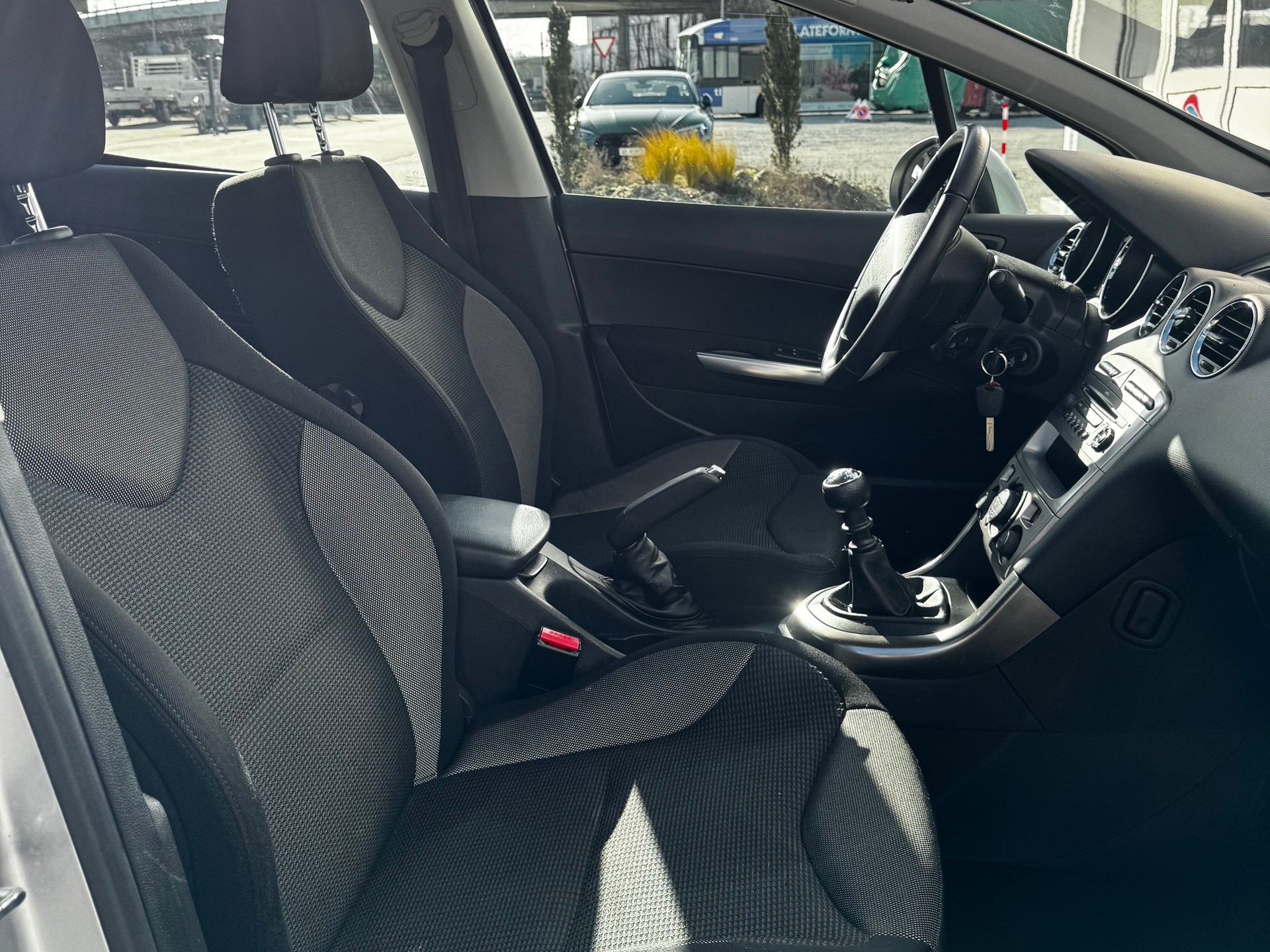PEUGEOT 308 1.6 16V T Swiss Edition-image-12
