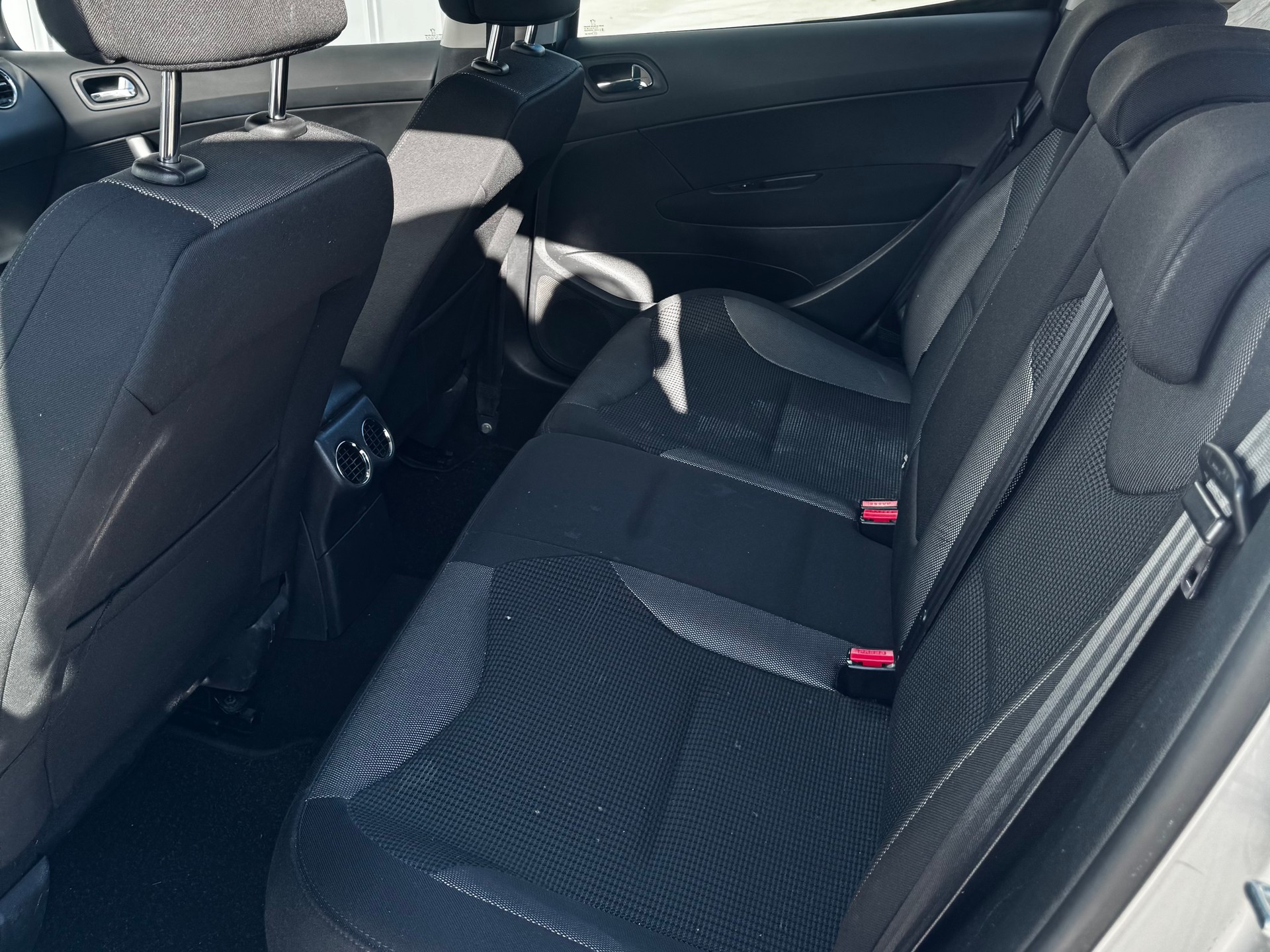 PEUGEOT 308 1.6 16V T Swiss Edition-image-8