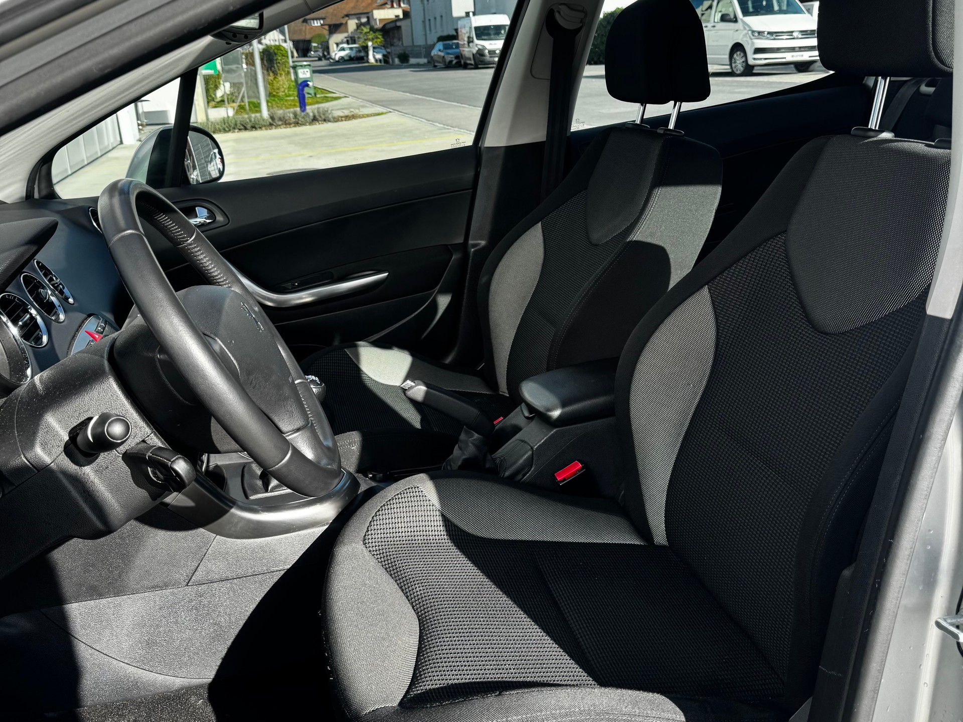 PEUGEOT 308 1.6 16V T Swiss Edition-image-7