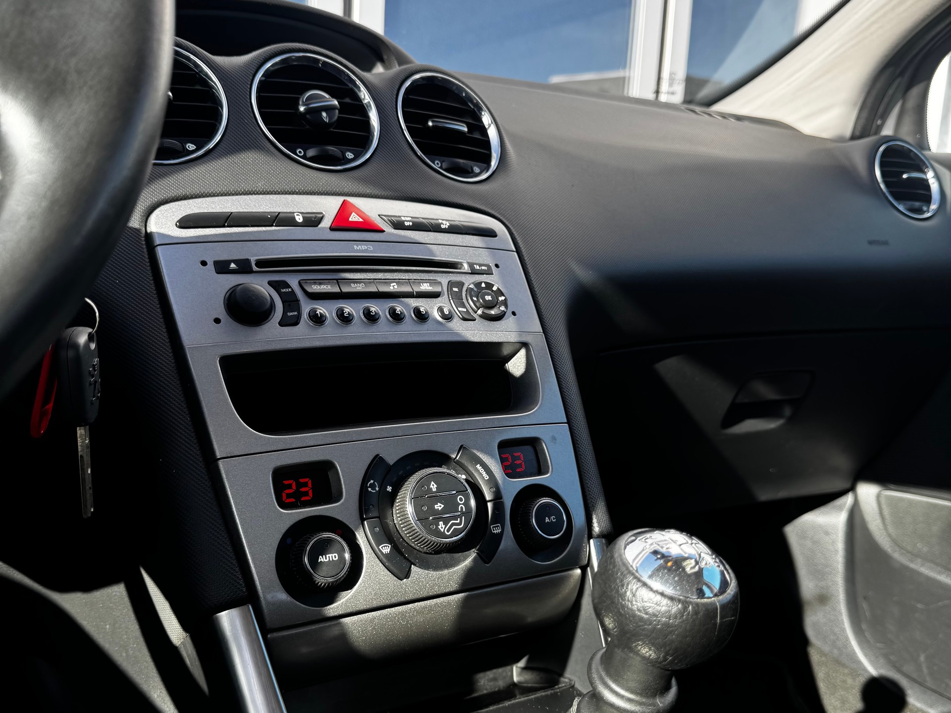 PEUGEOT 308 1.6 16V T Swiss Edition-image-11