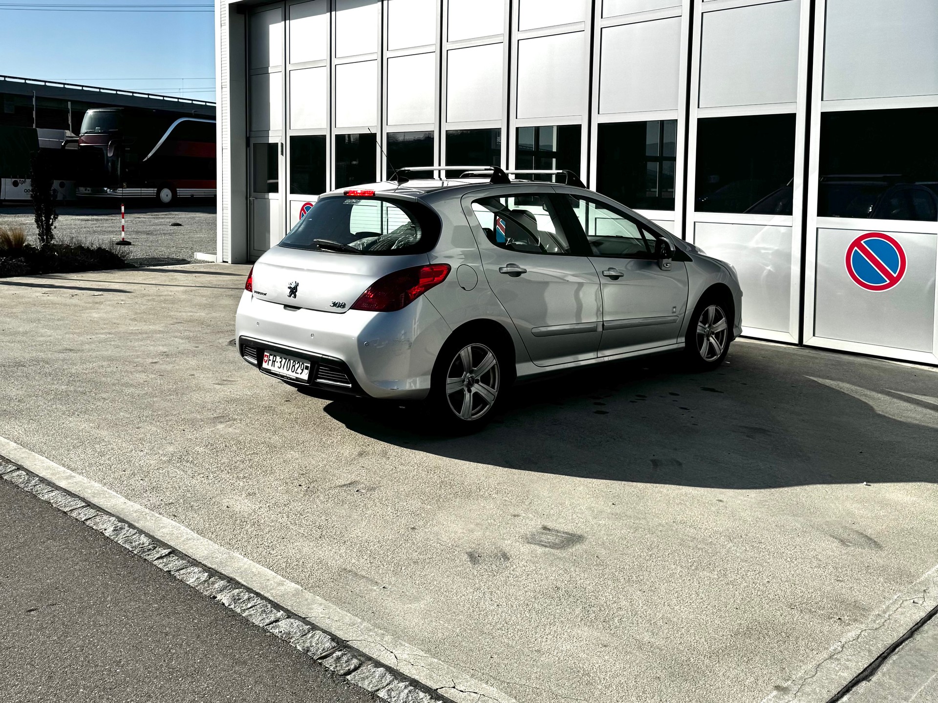 PEUGEOT 308 1.6 16V T Swiss Edition-image-6