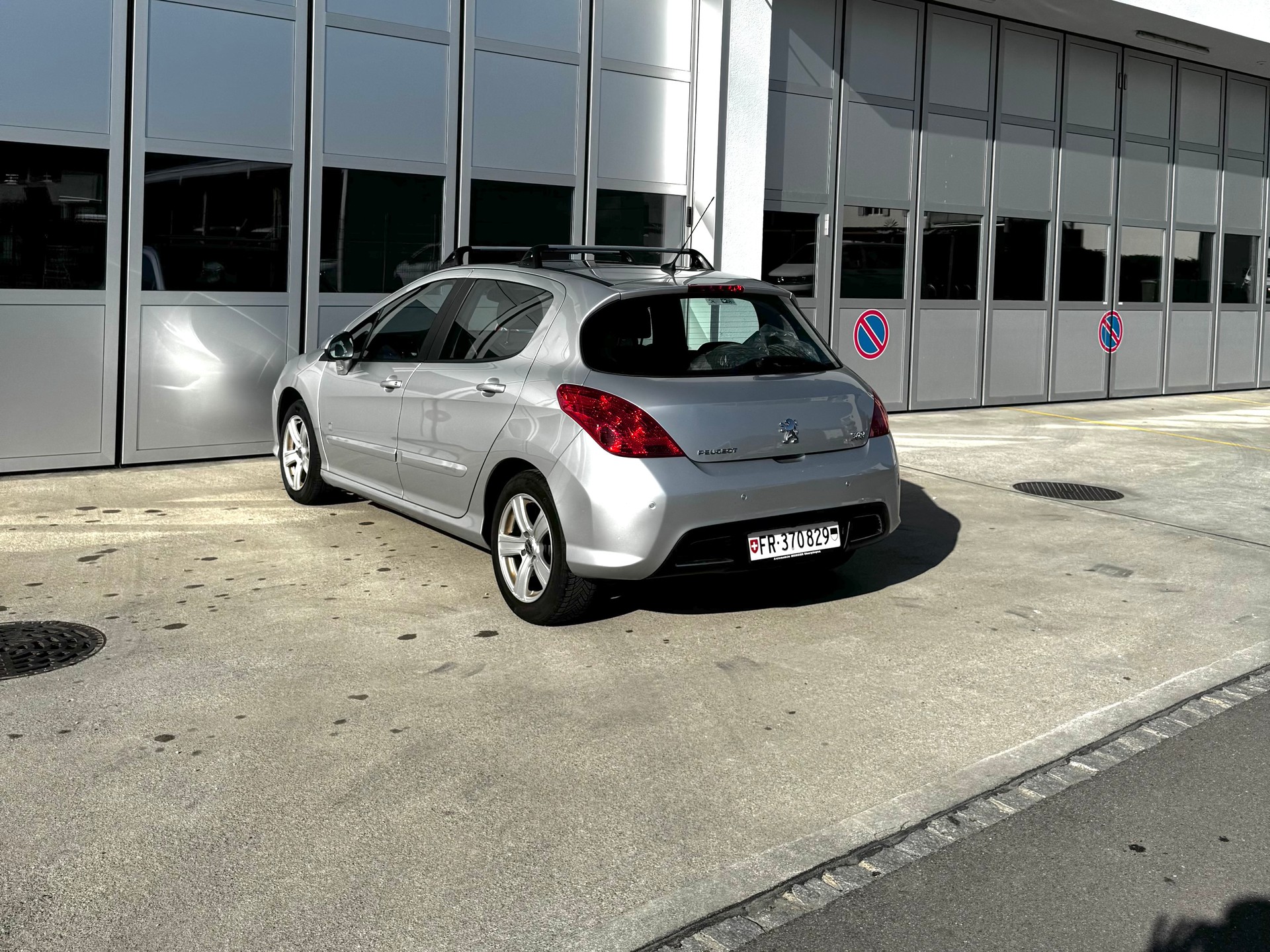 PEUGEOT 308 1.6 16V T Swiss Edition-image-4