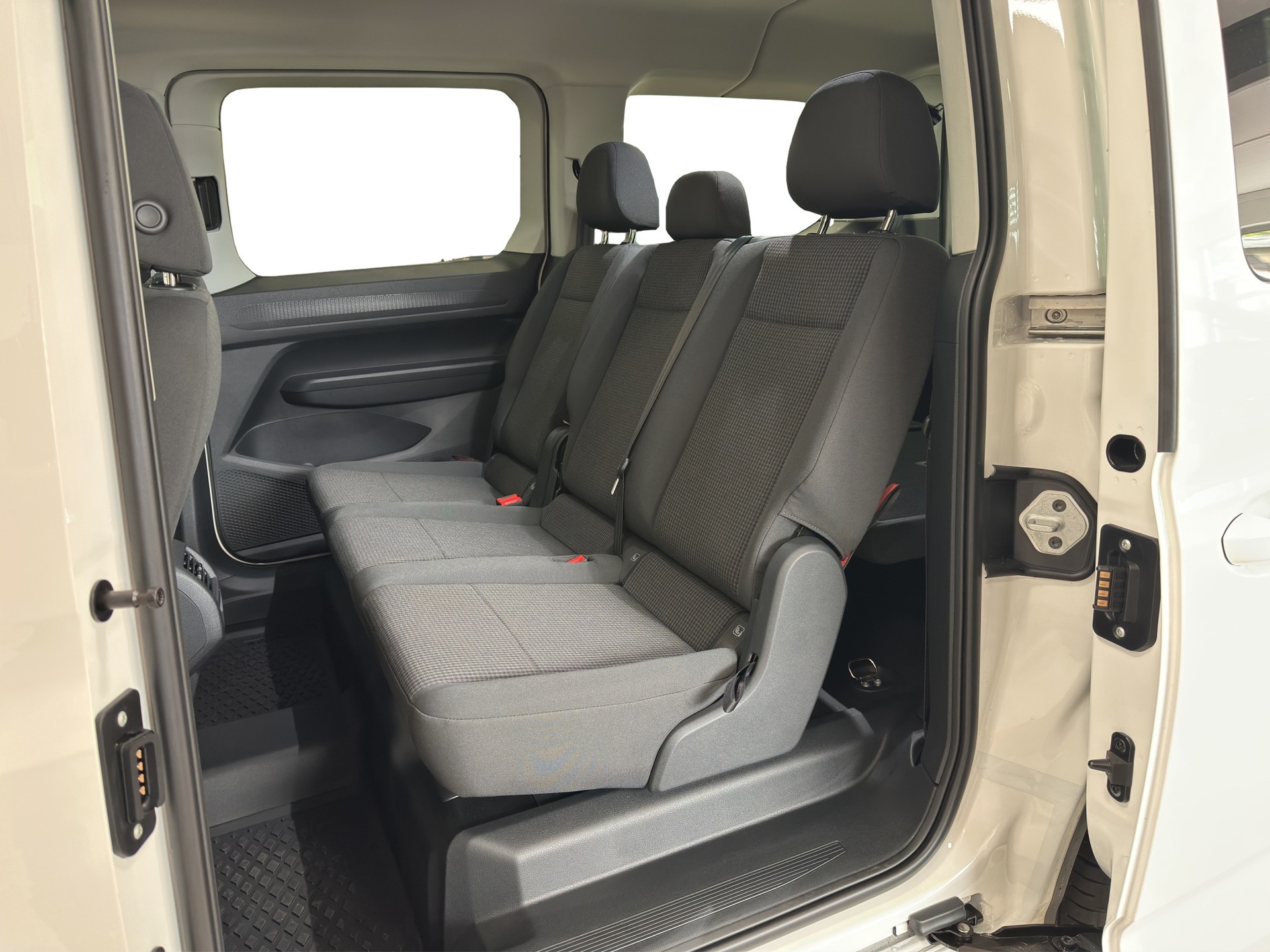 VW Caddy Maxi 2.0 TDI 4Motion-image-16