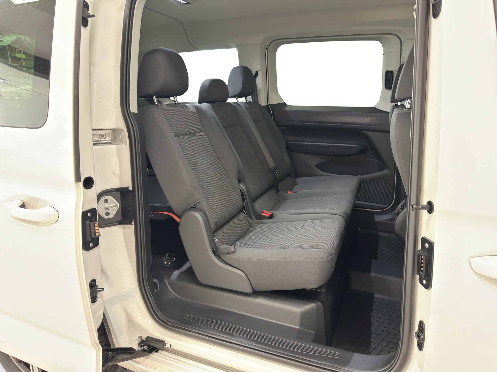 VW Caddy Maxi 2.0 TDI 4Motion-image-9