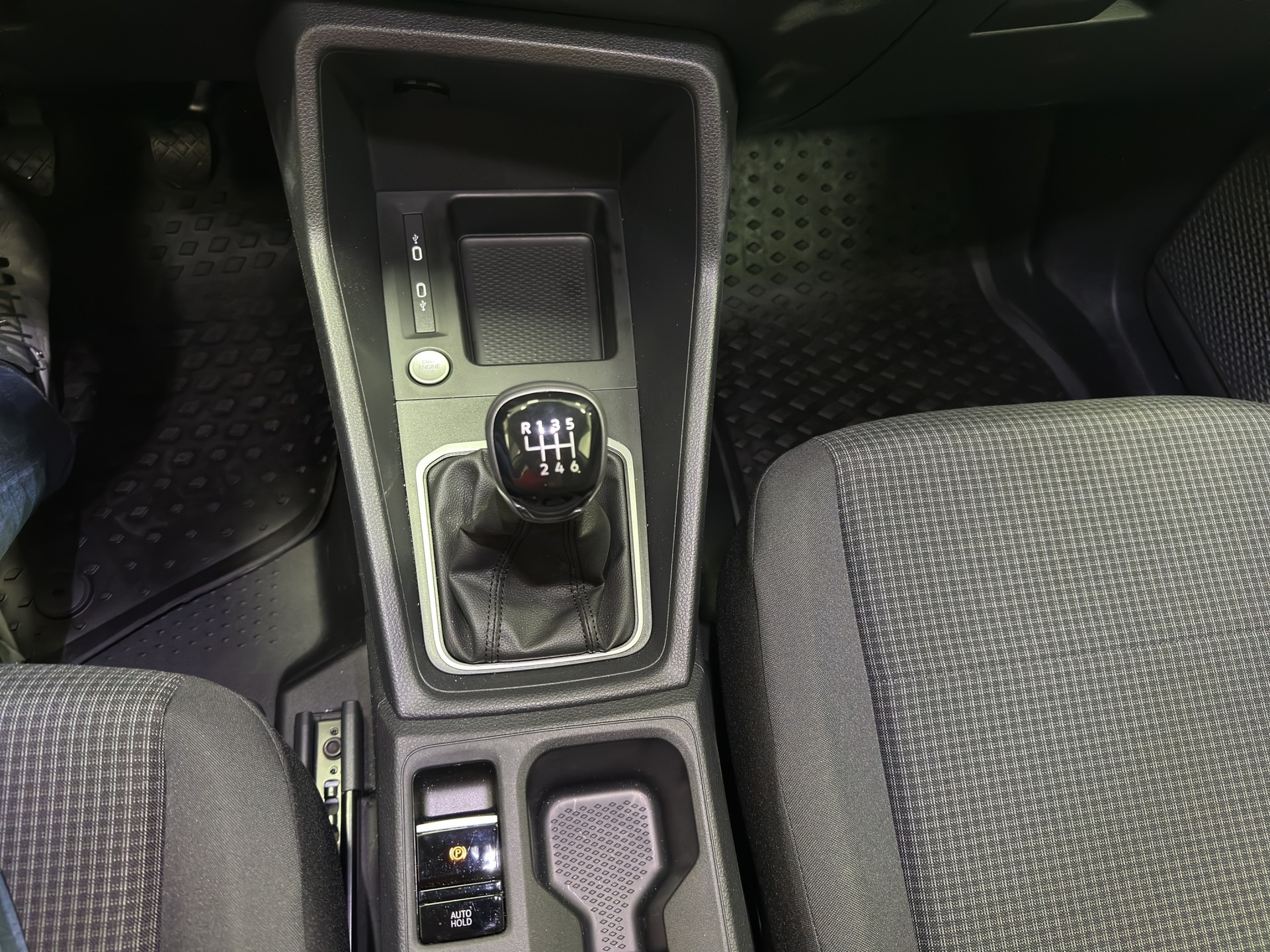 VW Caddy Maxi 2.0 TDI 4Motion-image-23