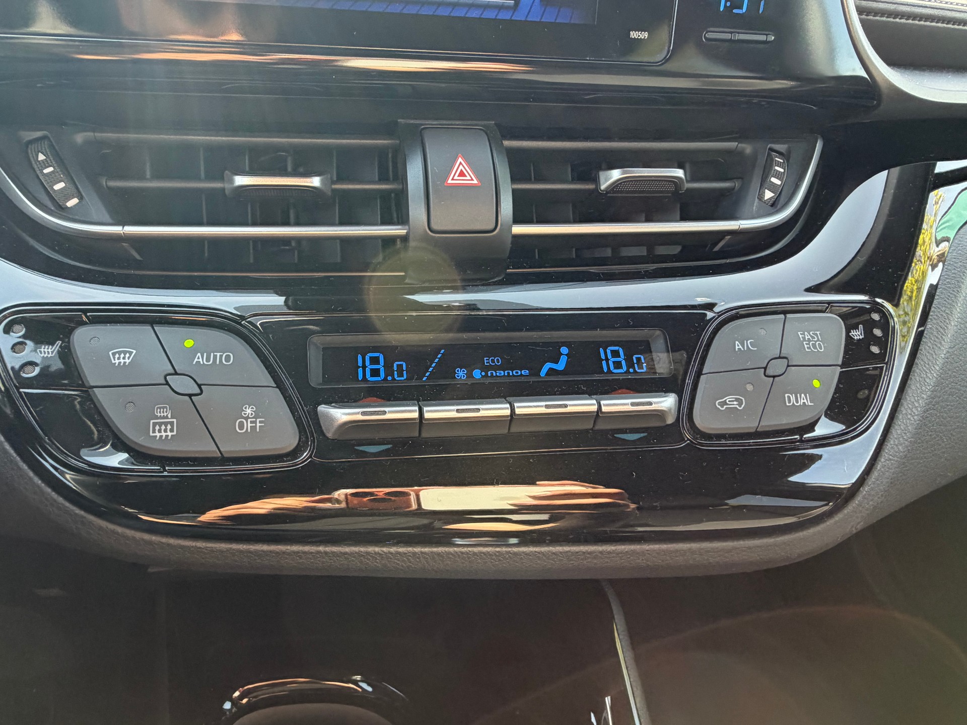 TOYOTA C-HR 1.8 HSD Premium CVT-image-19