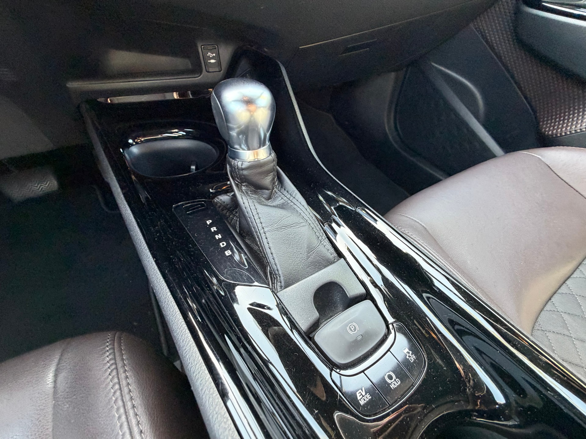 TOYOTA C-HR 1.8 HSD Premium CVT-image-12