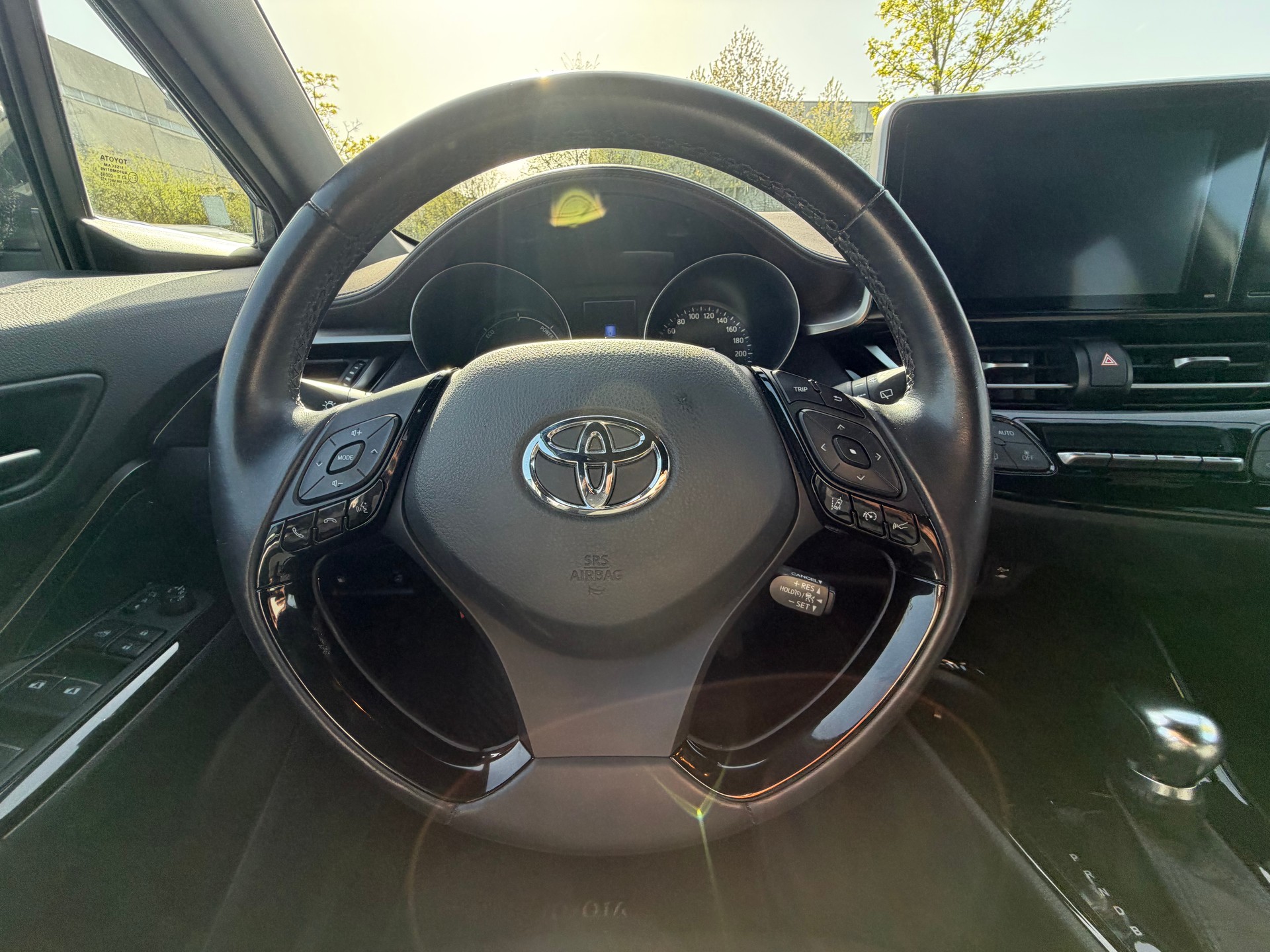 TOYOTA C-HR 1.8 HSD Premium CVT-image-11
