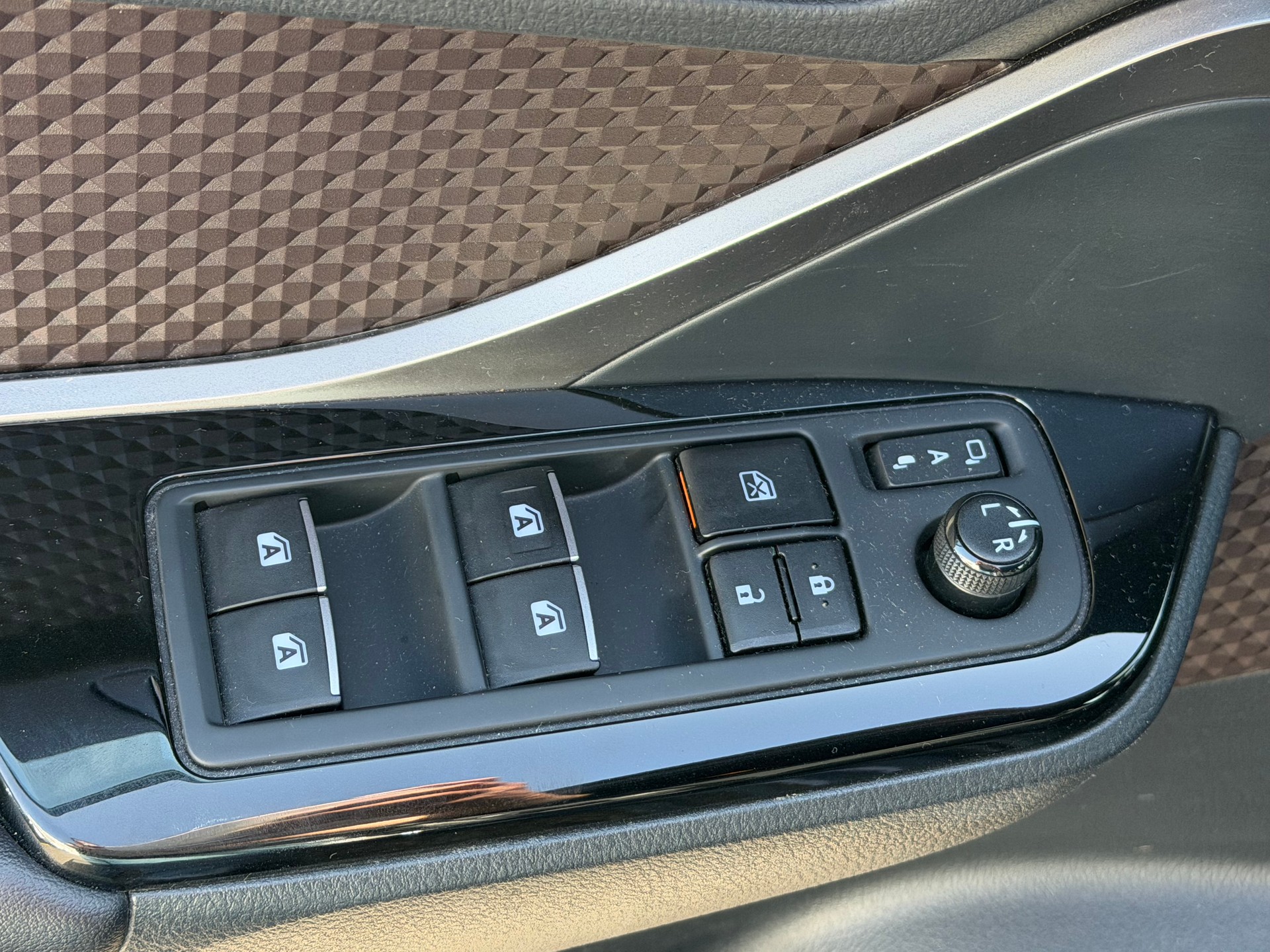 TOYOTA C-HR 1.8 HSD Premium CVT-image-13