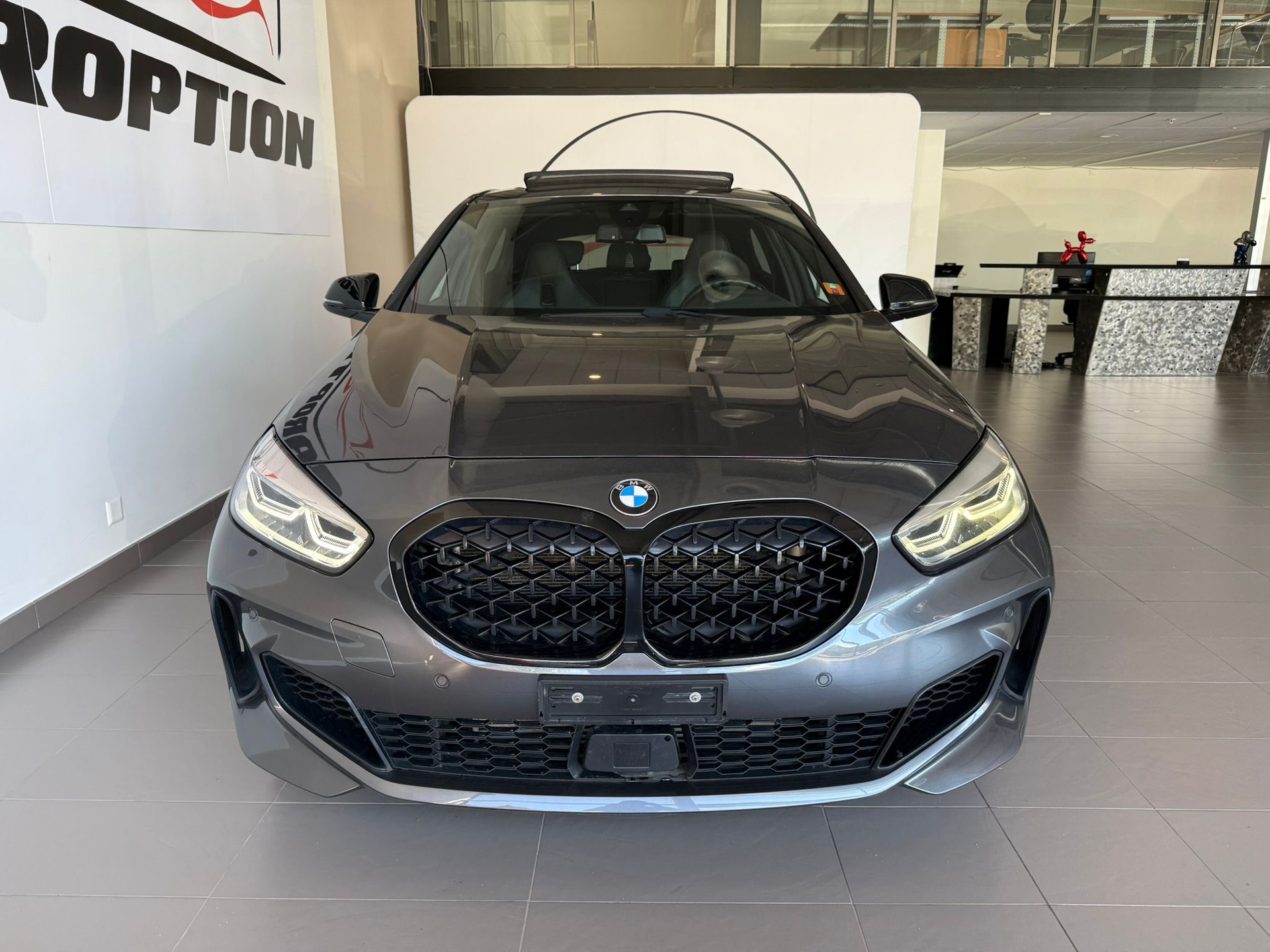 BMW M135i xDrive Steptronic-showroom-element-2