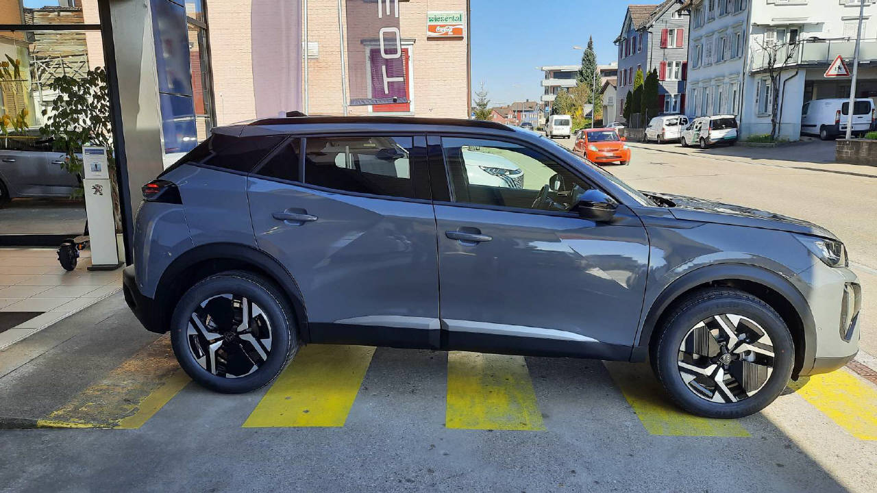 PEUGEOT 2008 1.2 Hybrid 145 GT-image-5