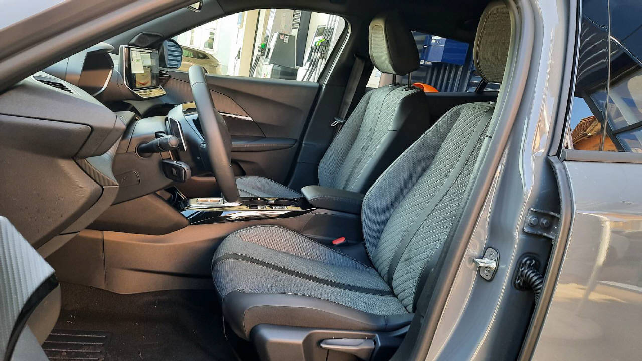 PEUGEOT 2008 1.2 Hybrid 145 GT-image-6