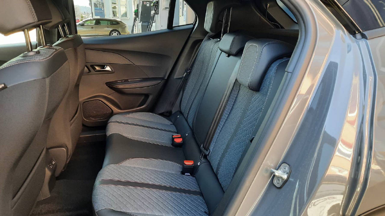 PEUGEOT 2008 1.2 Hybrid 145 GT-image-7