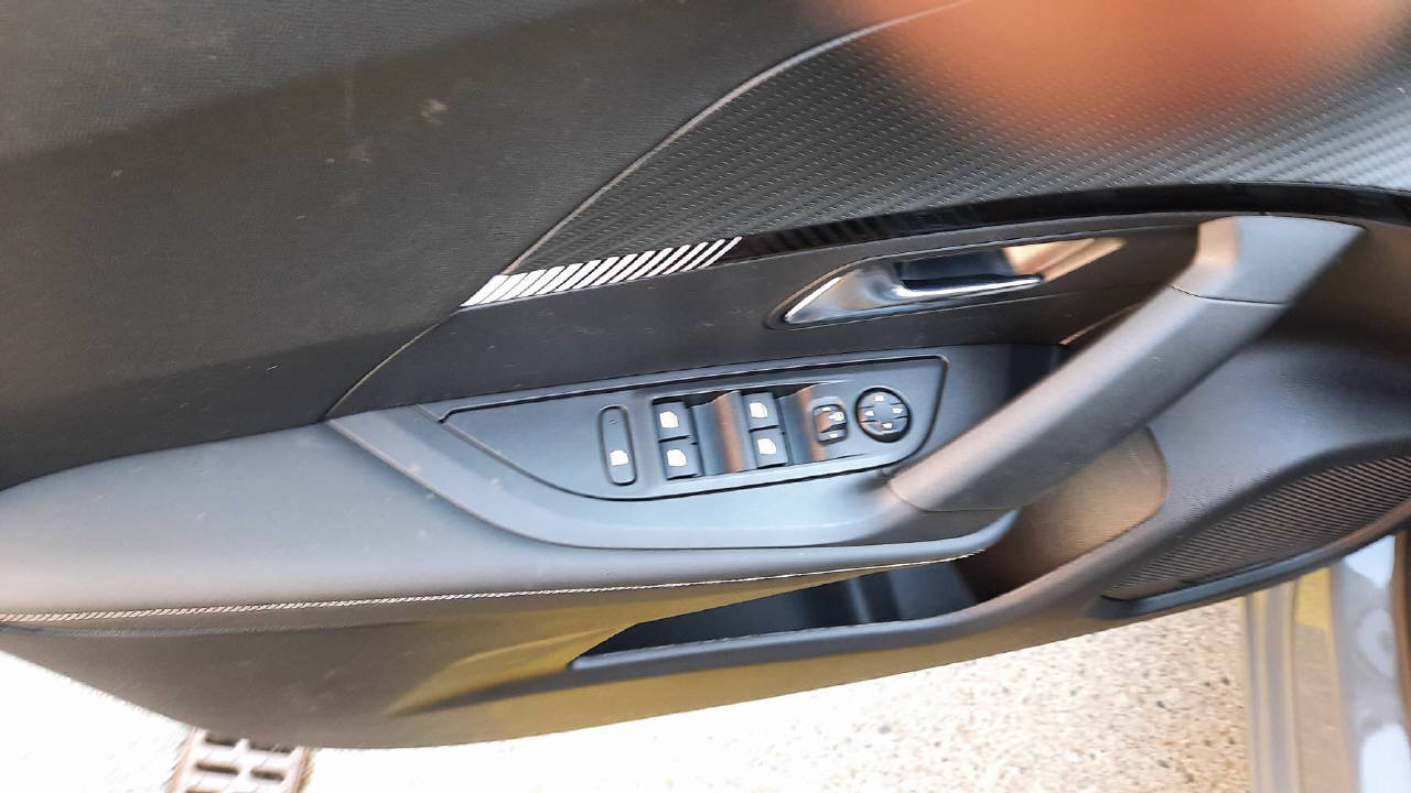 PEUGEOT 2008 1.2 Hybrid 145 GT-image-12