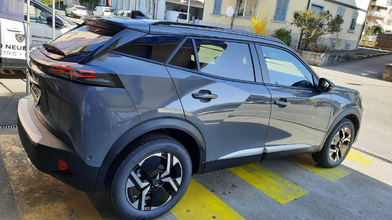 PEUGEOT 2008 1.2 Hybrid 145 GT-image-9