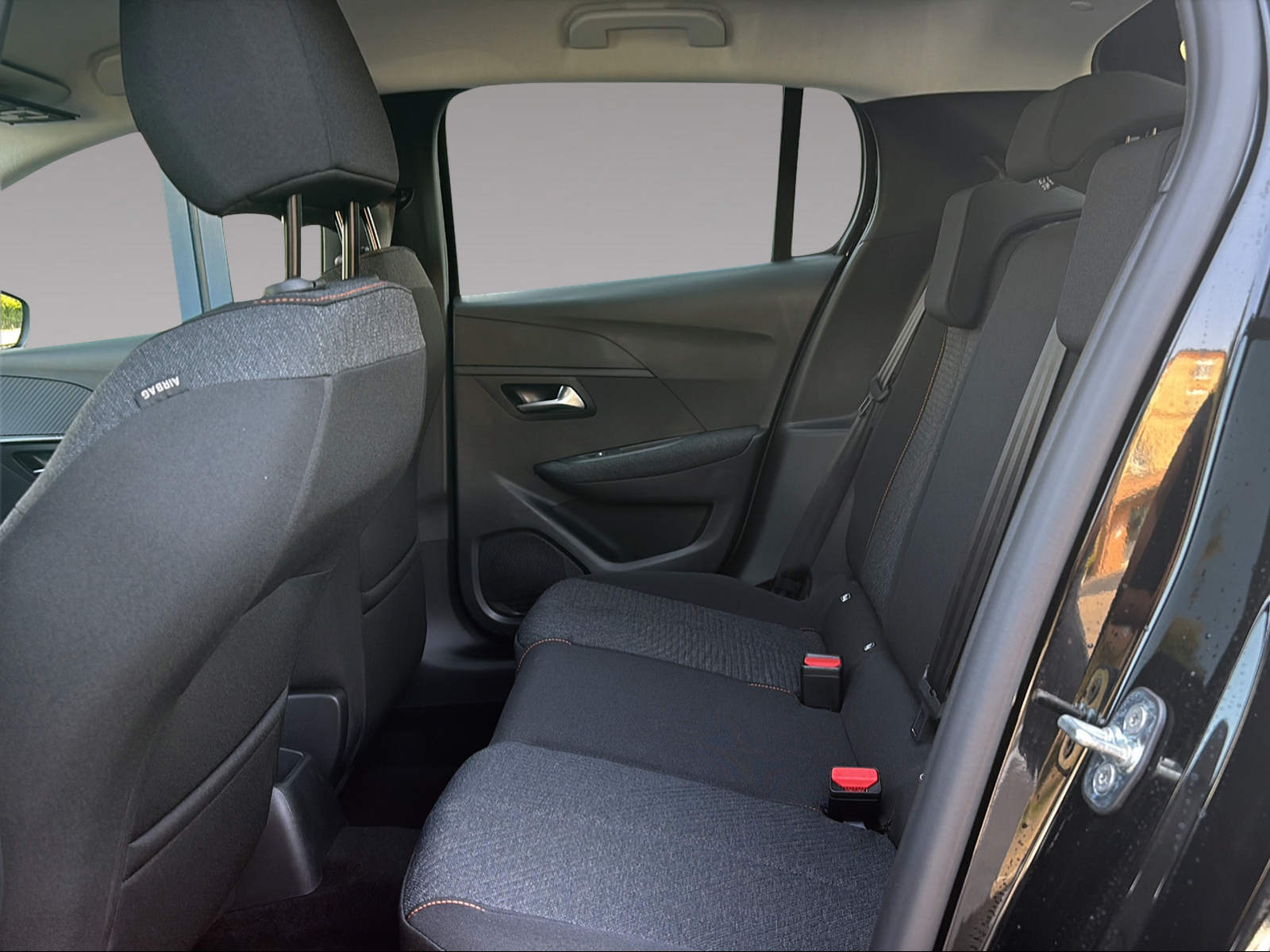PEUGEOT 208 1.2 Hybrid Style-image-11