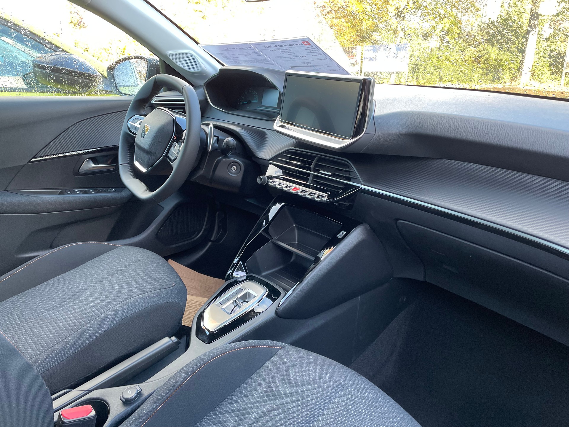 PEUGEOT 208 1.2 Hybrid Style-image-8