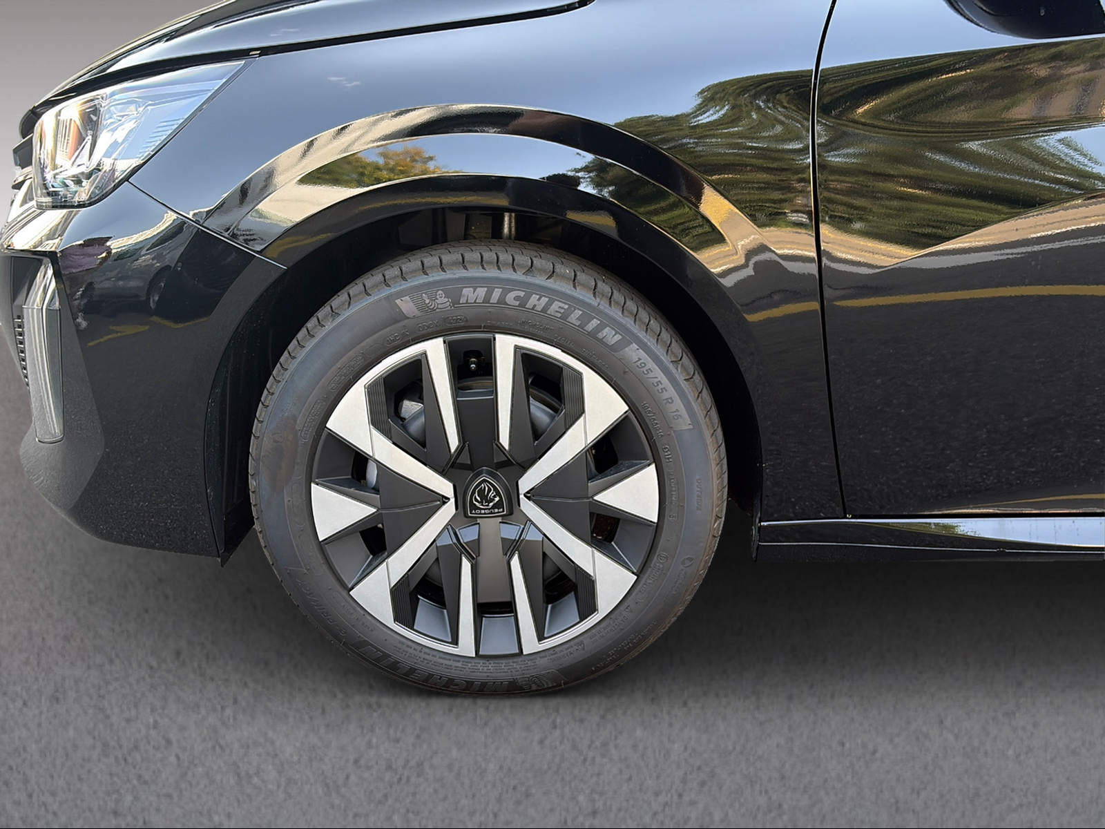 PEUGEOT 208 1.2 Hybrid Style-image-5
