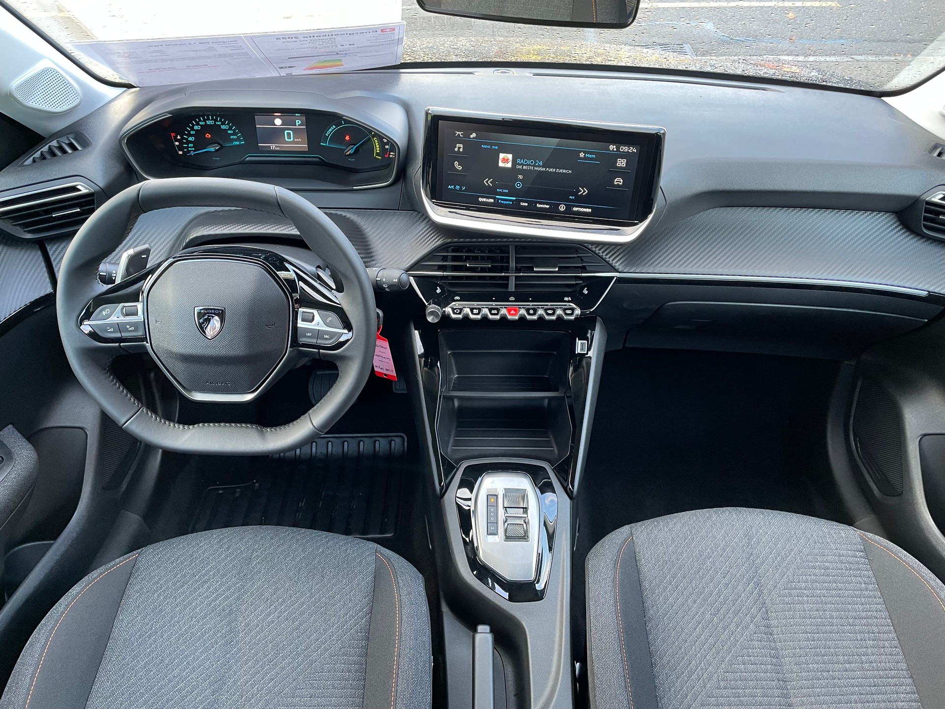 PEUGEOT 208 1.2 Hybrid Style-image-9
