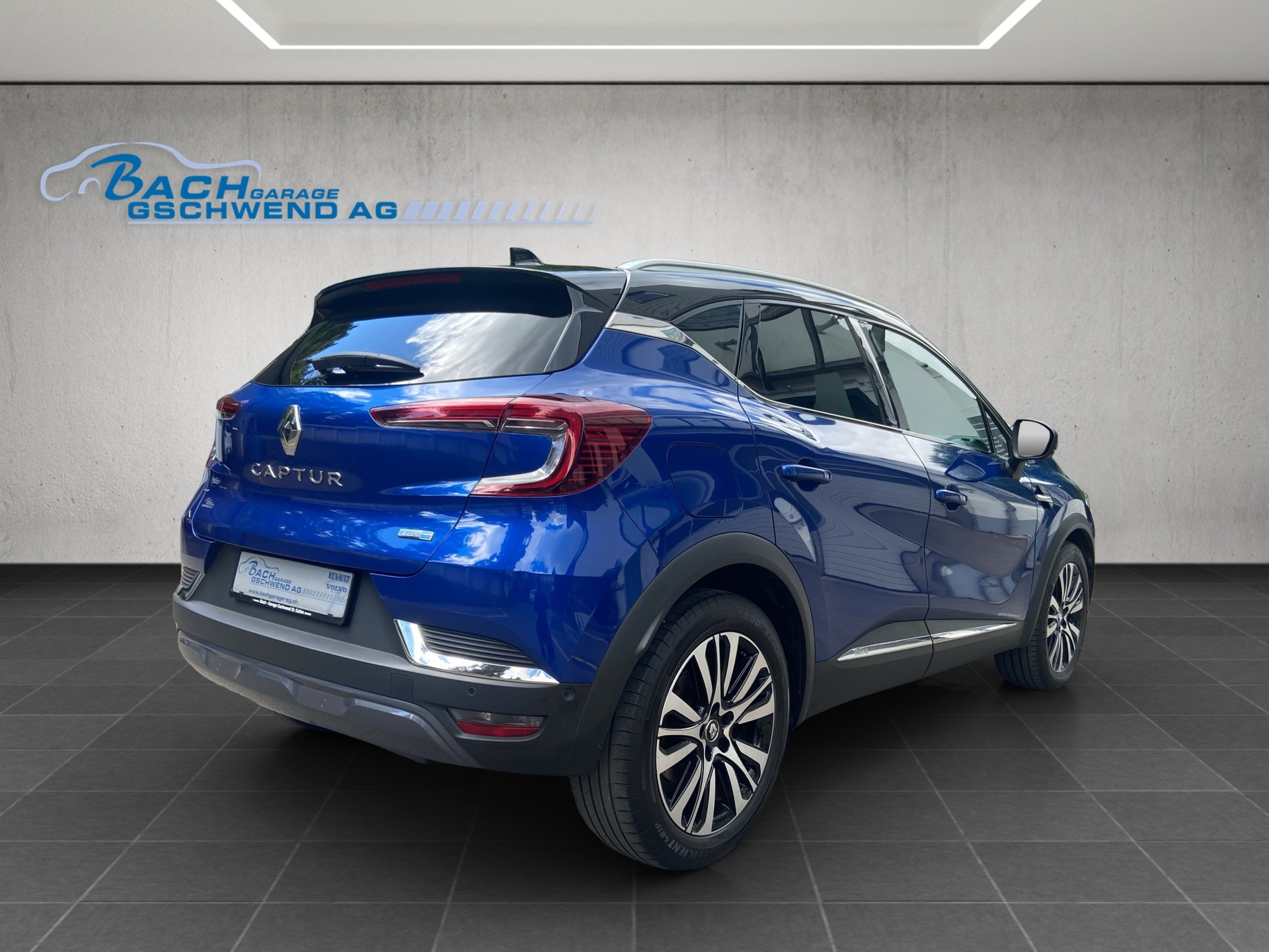 RENAULT Captur 1.6 E-Tech Initiale Paris DHT-showroom-element-3
