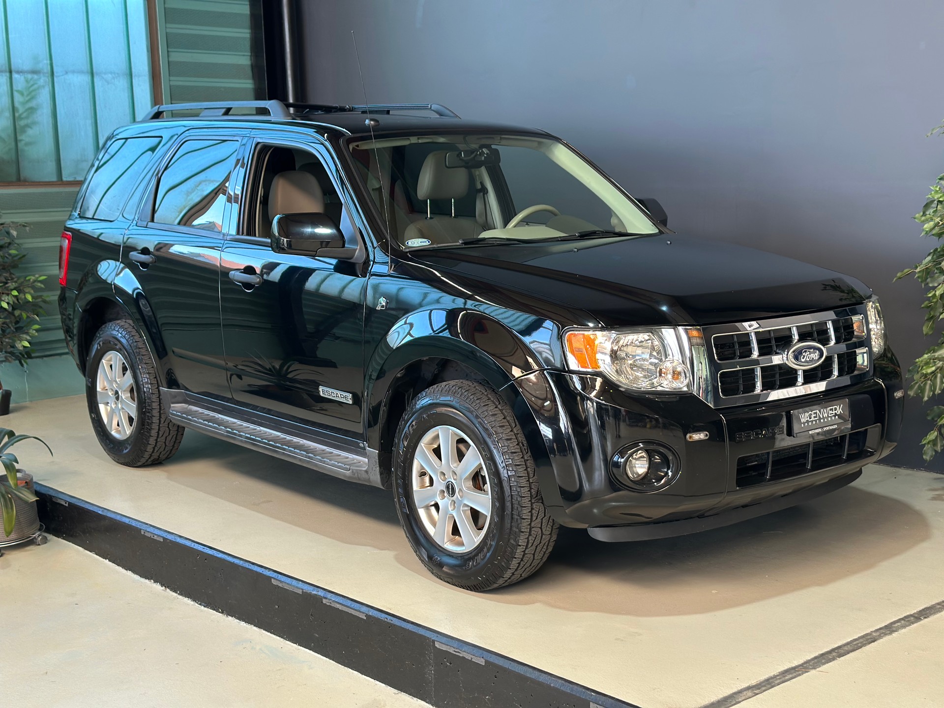FORD ESCAPE Hybrid-showroom-element-1