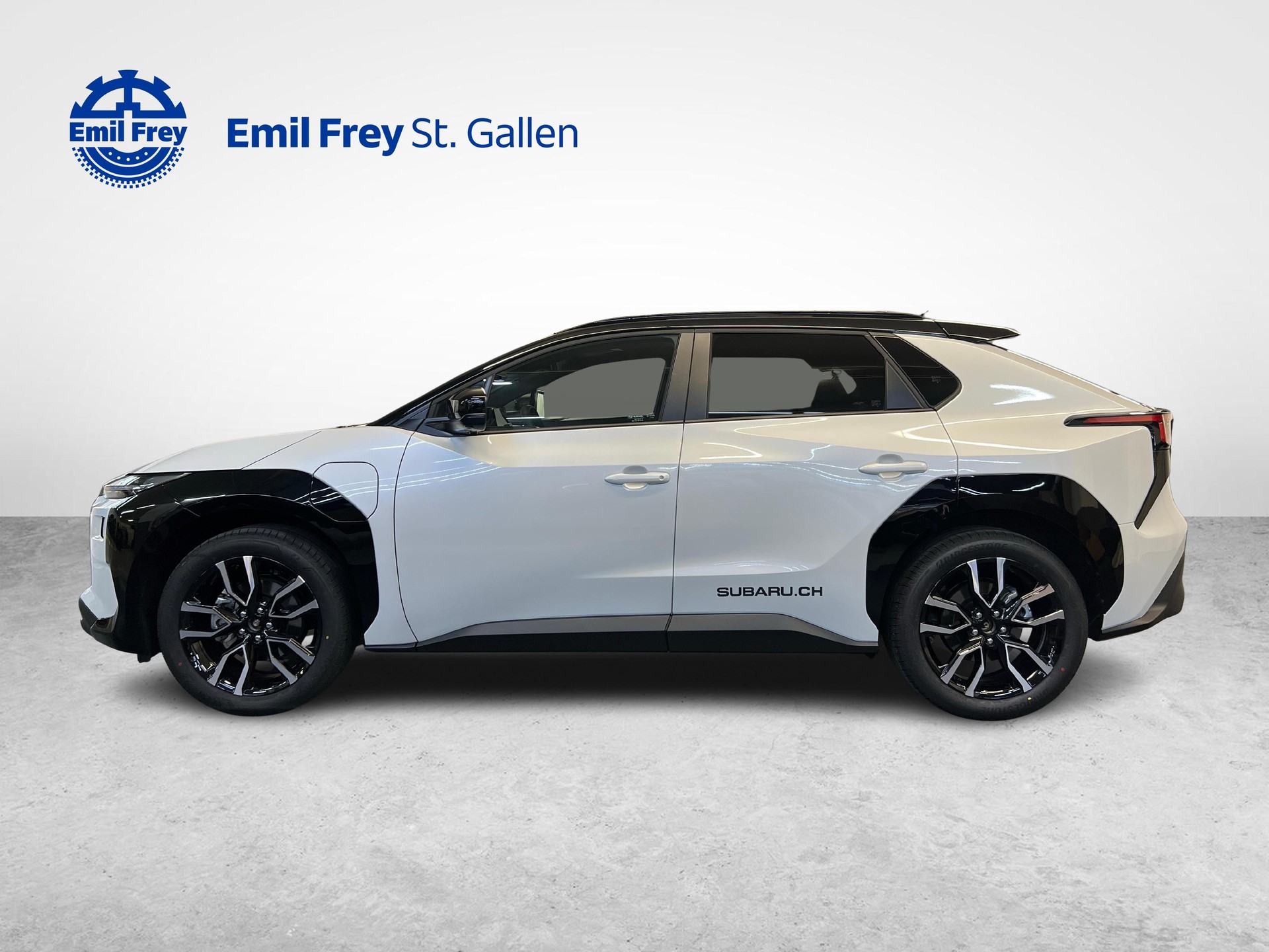 SUBARU Solterra eV Luxury AWD-showroom-element-1