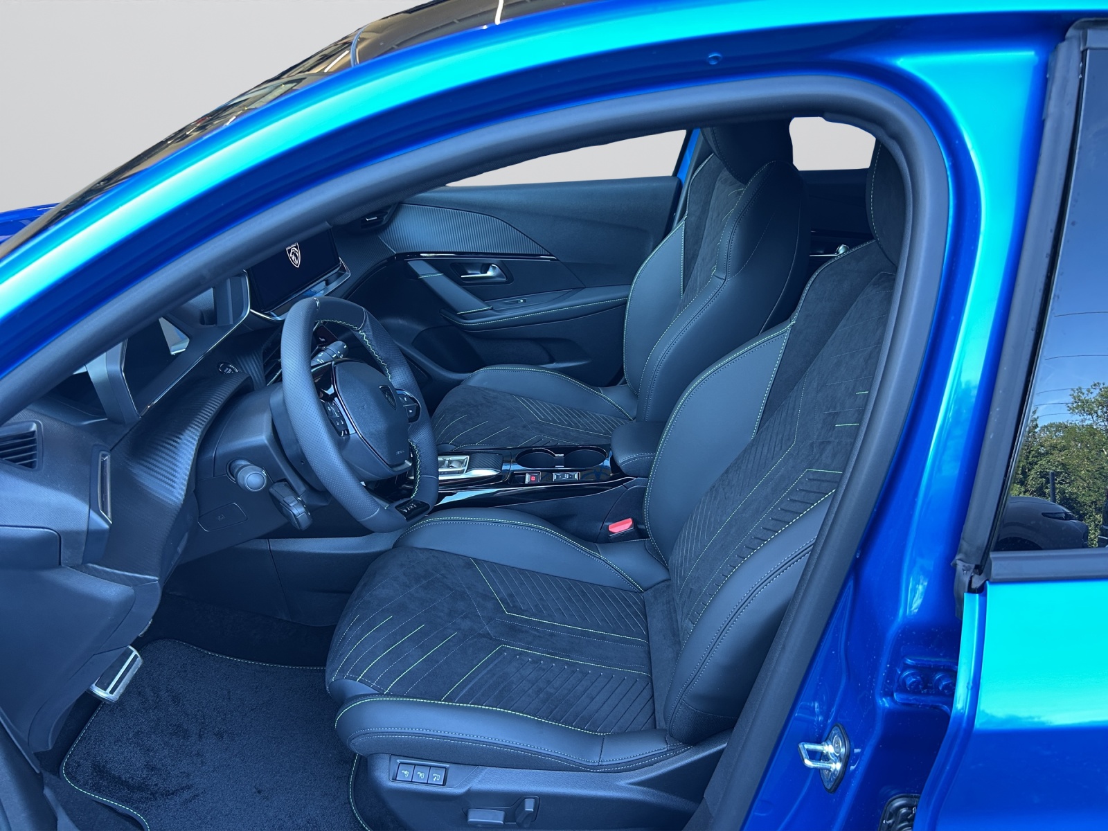 PEUGEOT 208 NEW 1.2 Hybrid 145 GT-image-4