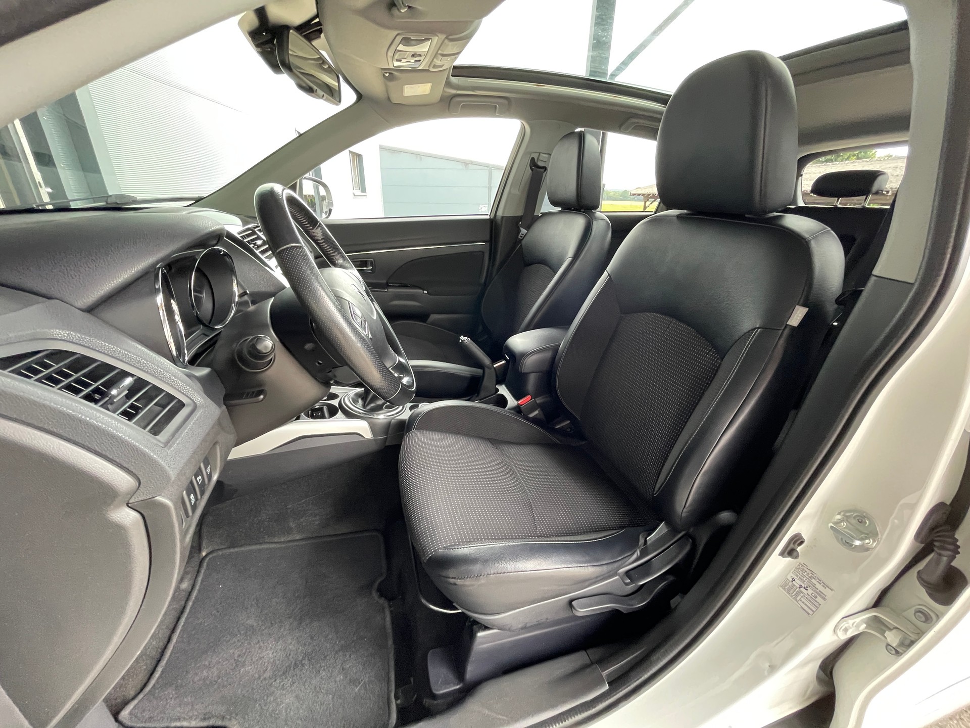PEUGEOT 4008 1.6 HDi Allure 4WD-image-11