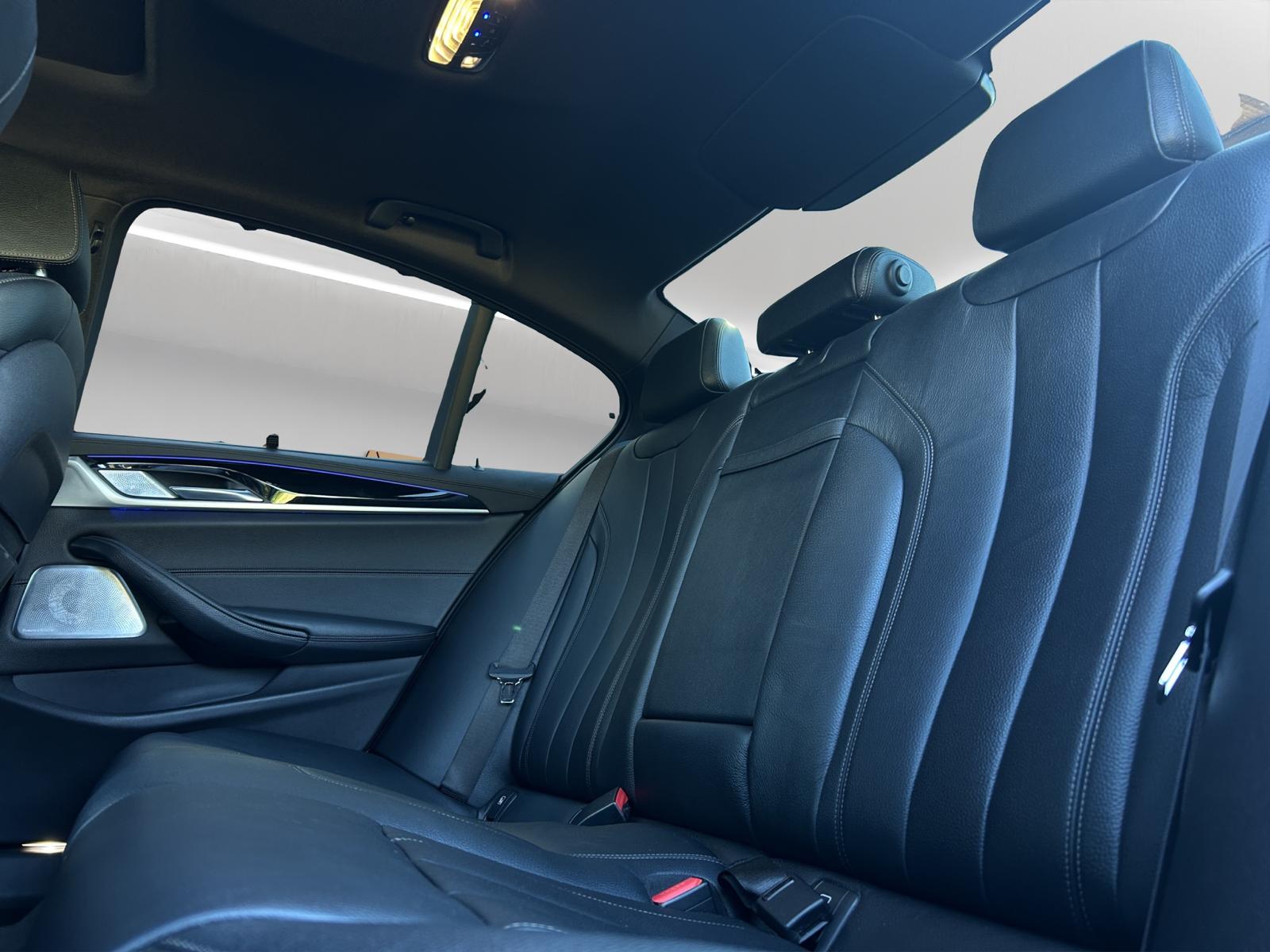 BMW M550i xDrive Steptronic-image-11