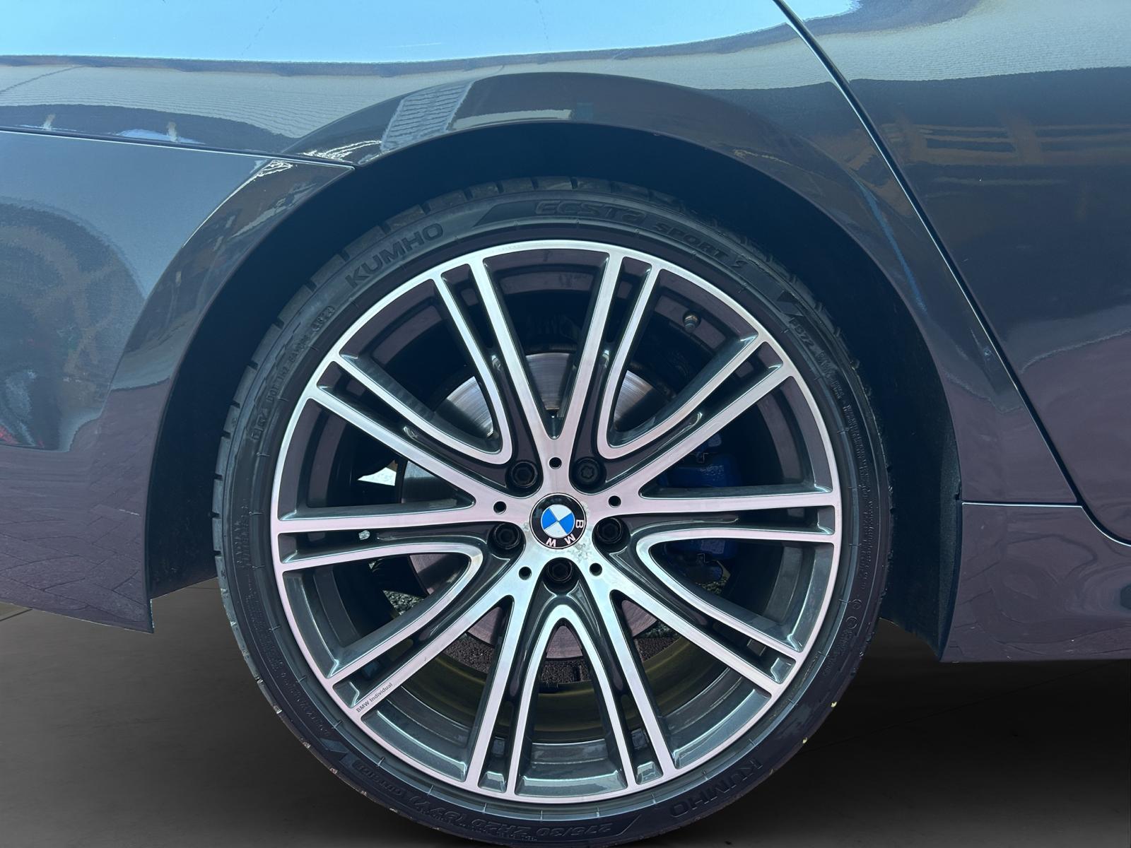 BMW M550i xDrive Steptronic-image-8