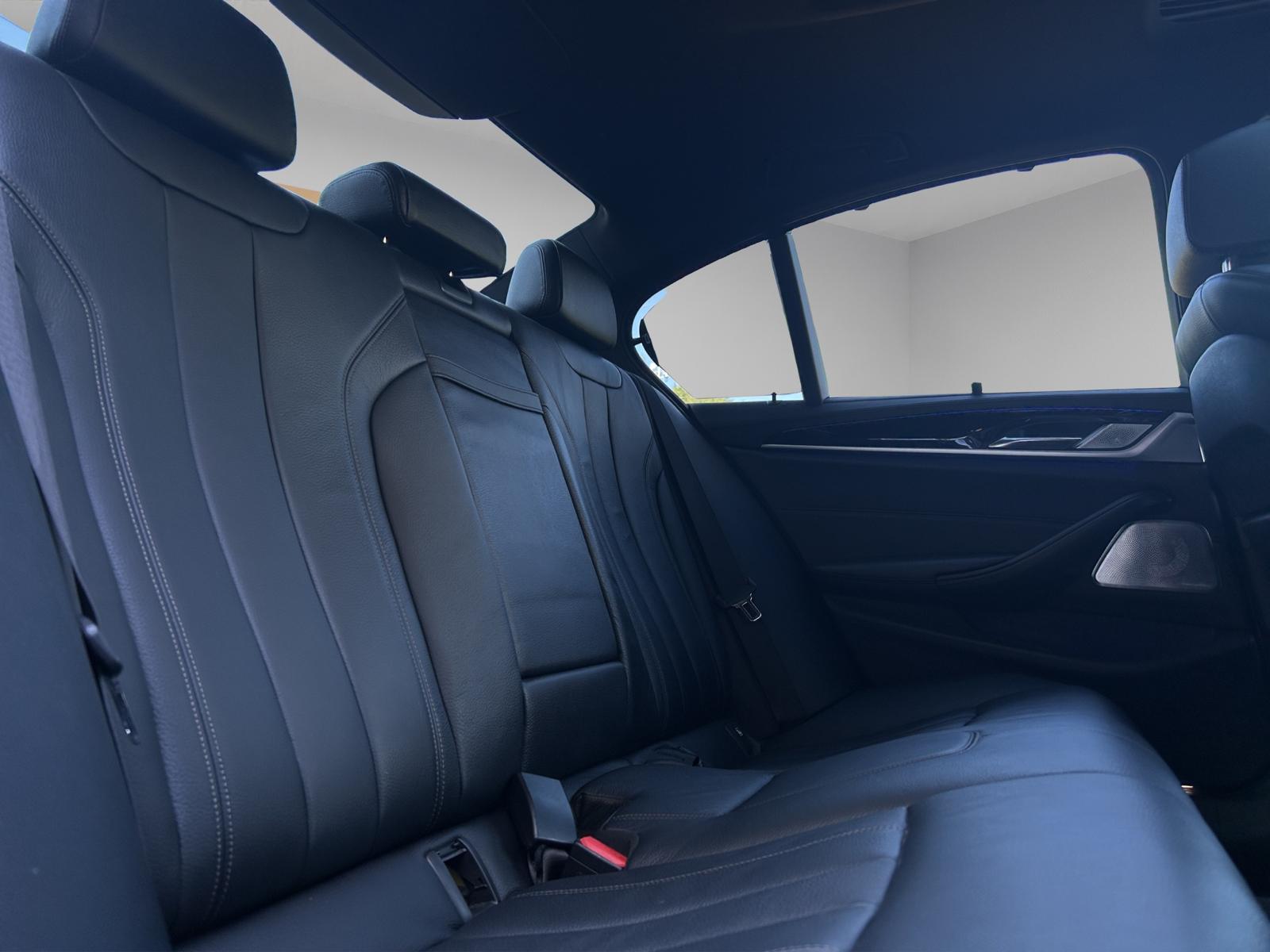 BMW M550i xDrive Steptronic-image-13